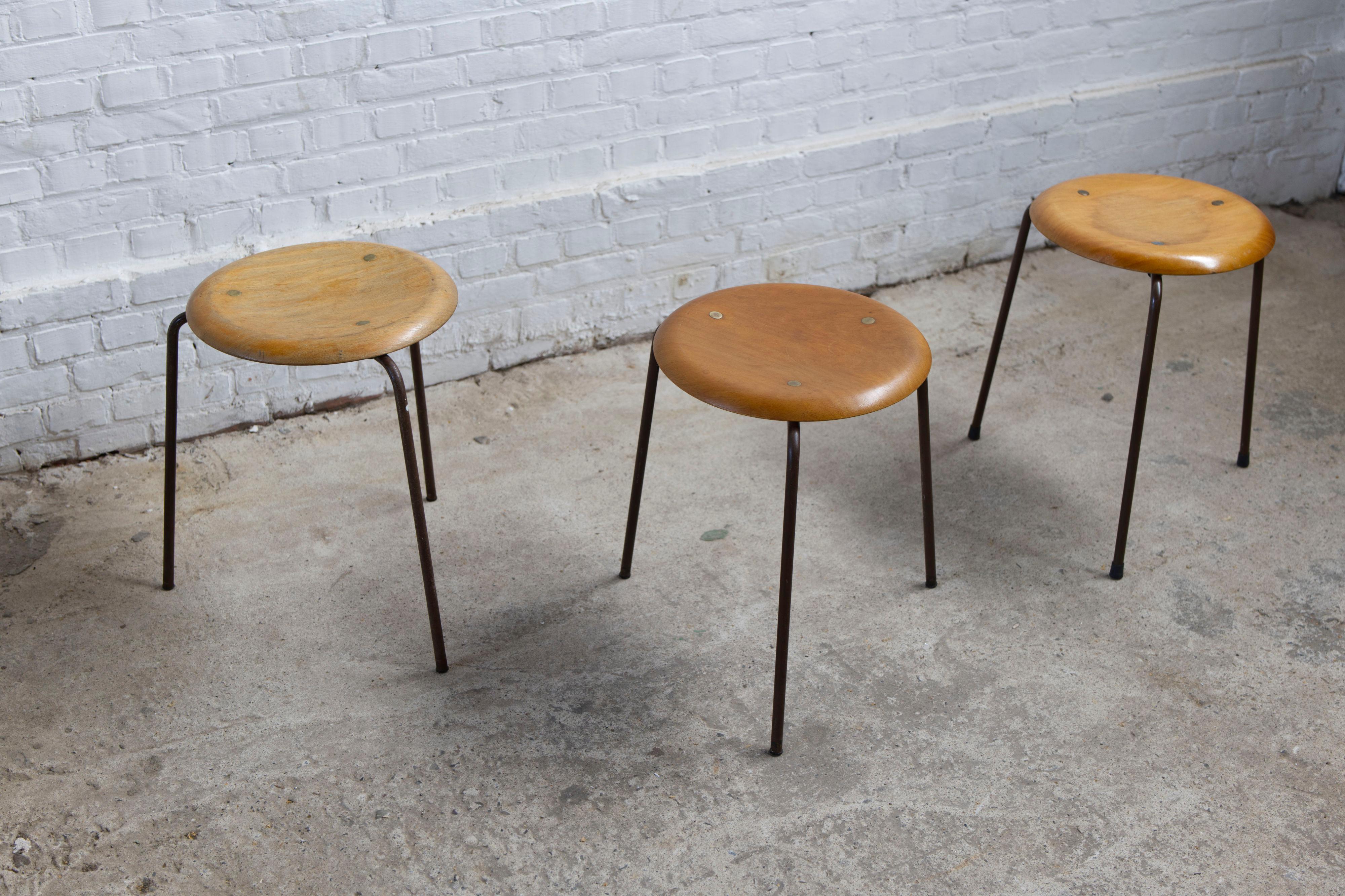 Set di 3 sgabelli a treppiede di Fritz Hansen, teak e rame, Danimarca, anni '60 in vendita 5