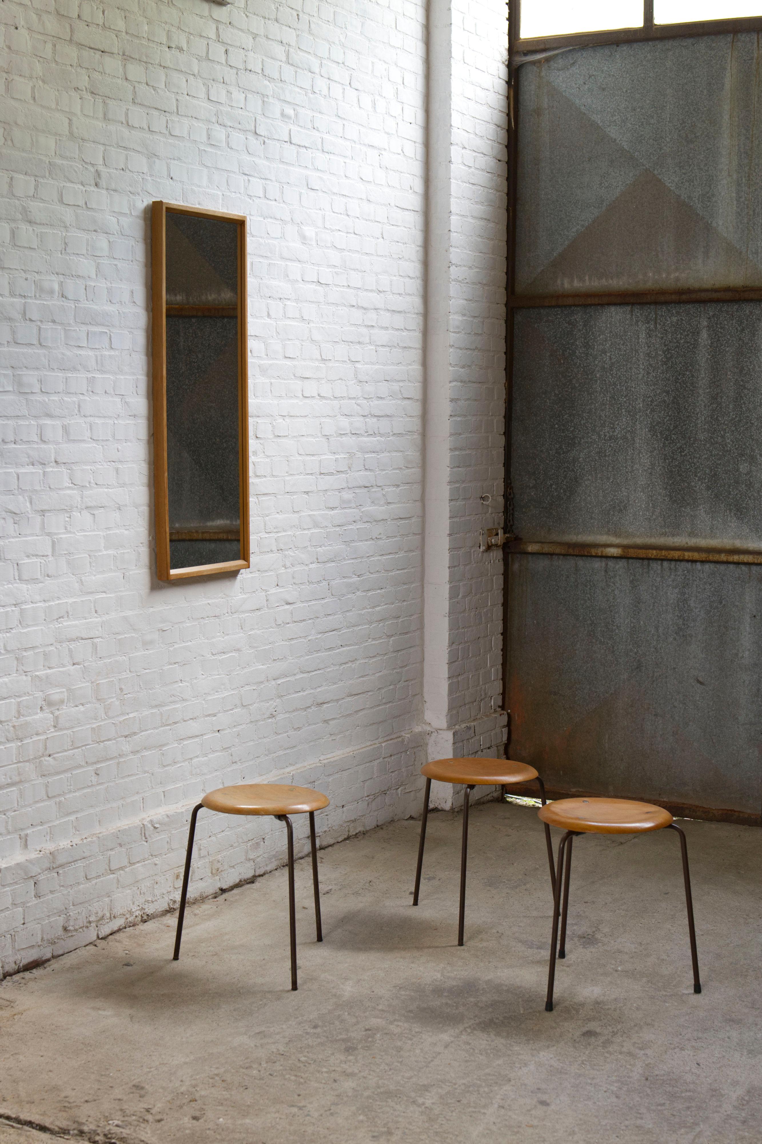 Set di 3 sgabelli a treppiede di Fritz Hansen, teak e rame, Danimarca, anni '60 in vendita 6