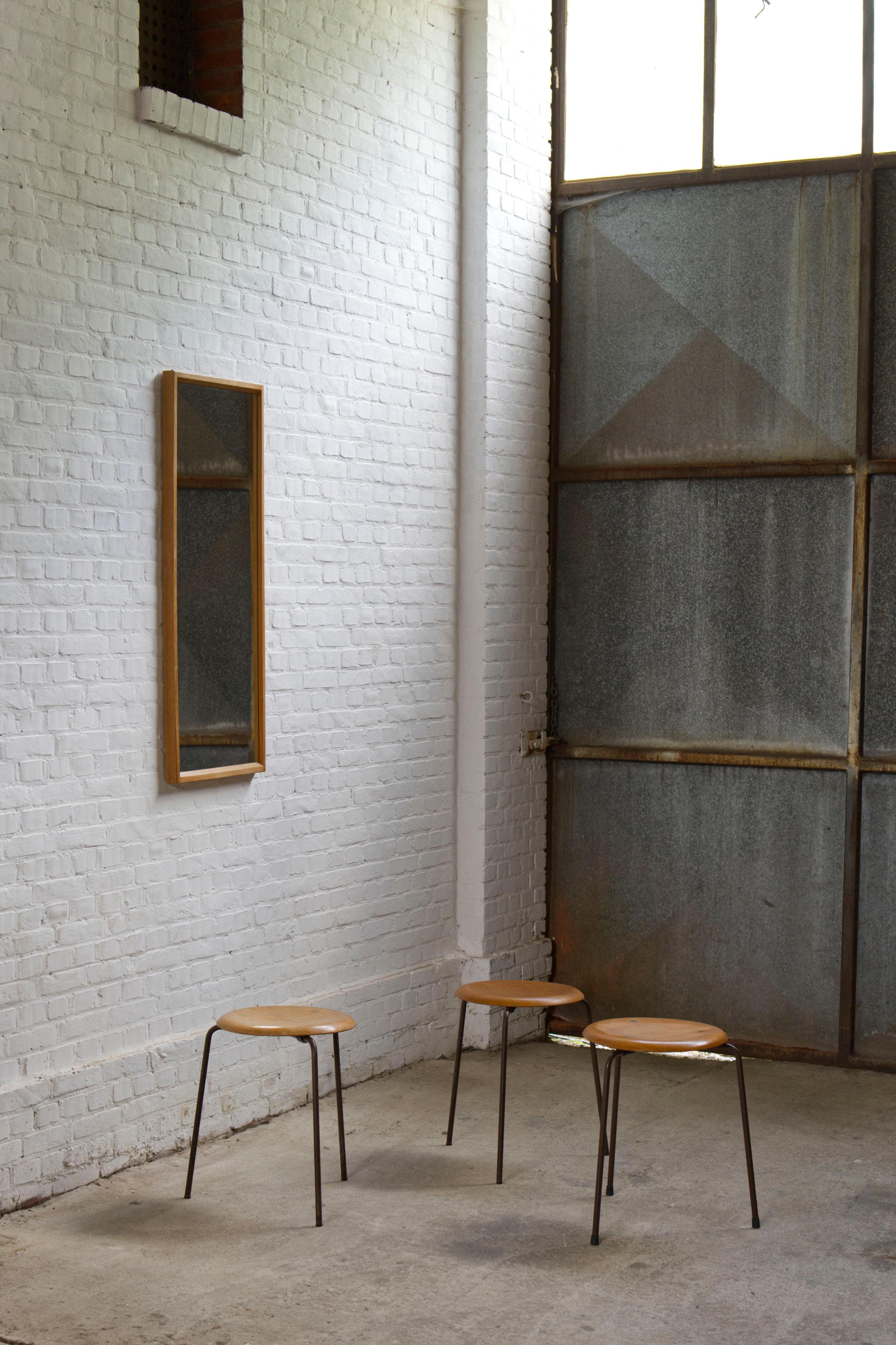 Set di 3 sgabelli a treppiede di Fritz Hansen, teak e rame, Danimarca, anni '60 in vendita 7