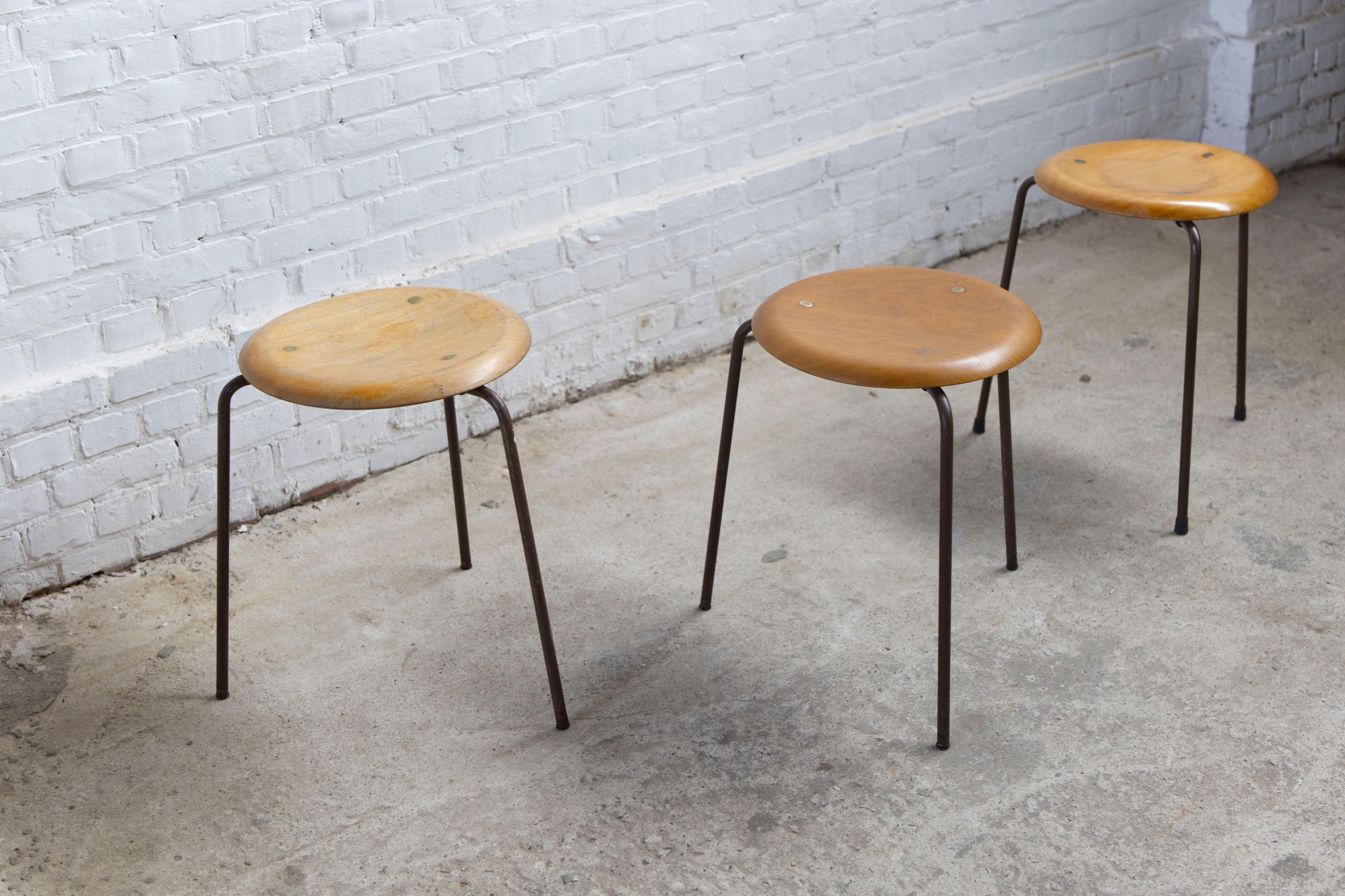 Un set originale di 3 sgabelli a treppiede Dot Dot di Fritz Hansen. 

In compensato modellato in teak con gli iconici rivetti in rame Dot Dot. Tutti contrassegnati e in condizioni originali. Un design classico che può essere facilmente impilato e
