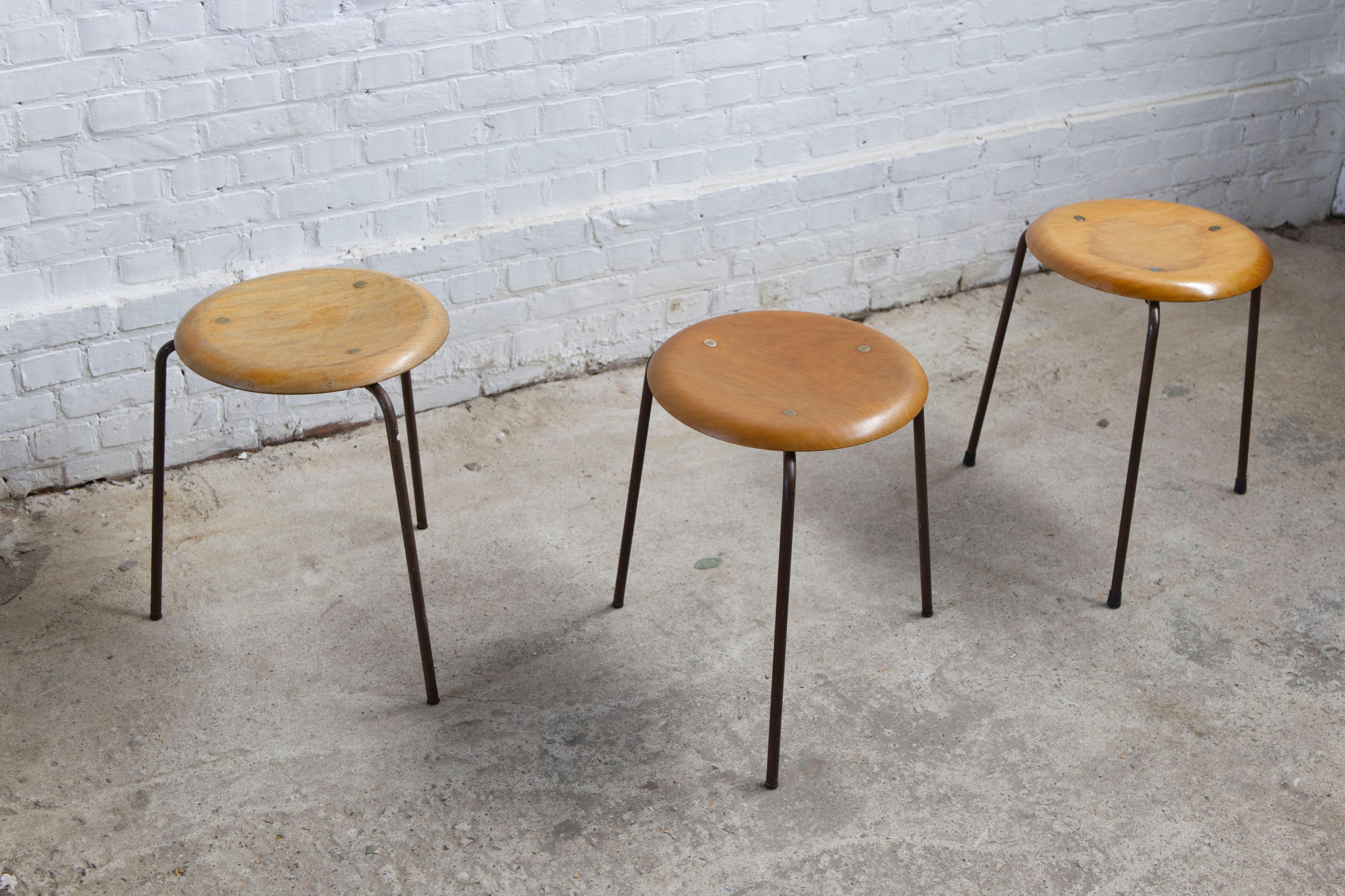 Scandinavo moderno Set di 3 sgabelli a treppiede di Fritz Hansen, teak e rame, Danimarca, anni '60 in vendita