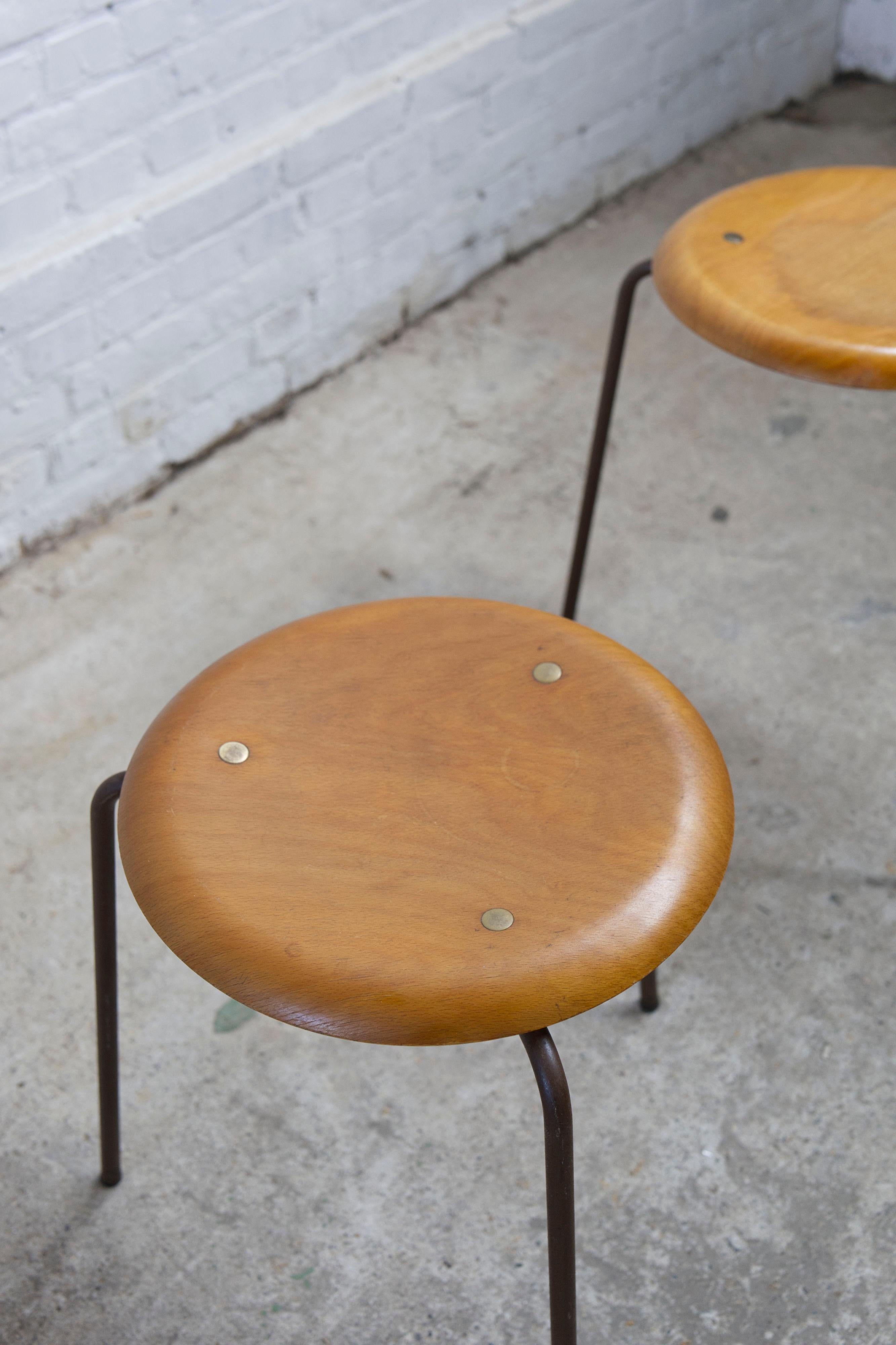 Danese Set di 3 sgabelli a treppiede di Fritz Hansen, teak e rame, Danimarca, anni '60 in vendita