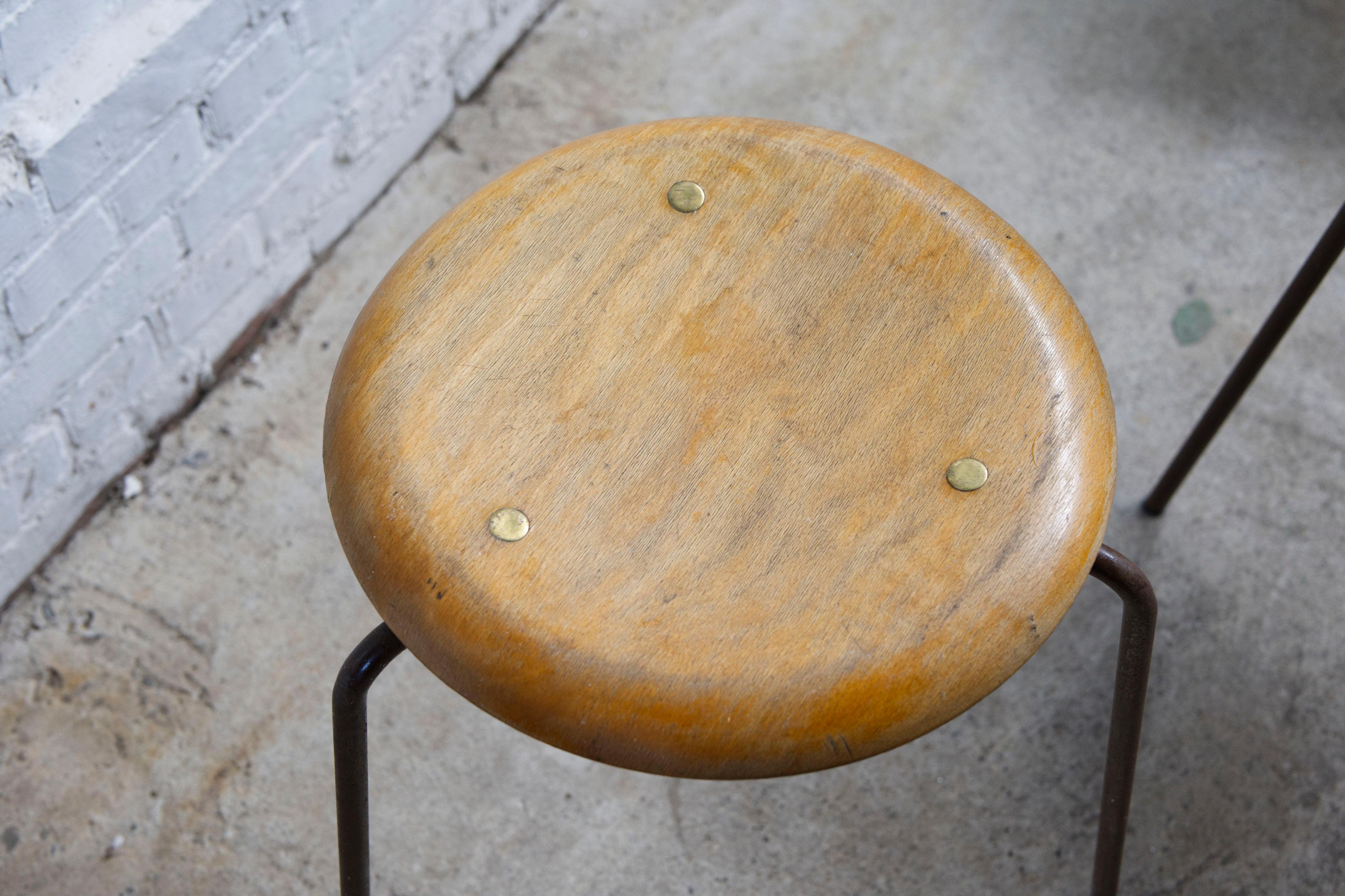 Set di 3 sgabelli a treppiede di Fritz Hansen, teak e rame, Danimarca, anni '60 In condizioni buone in vendita a Balen, BE