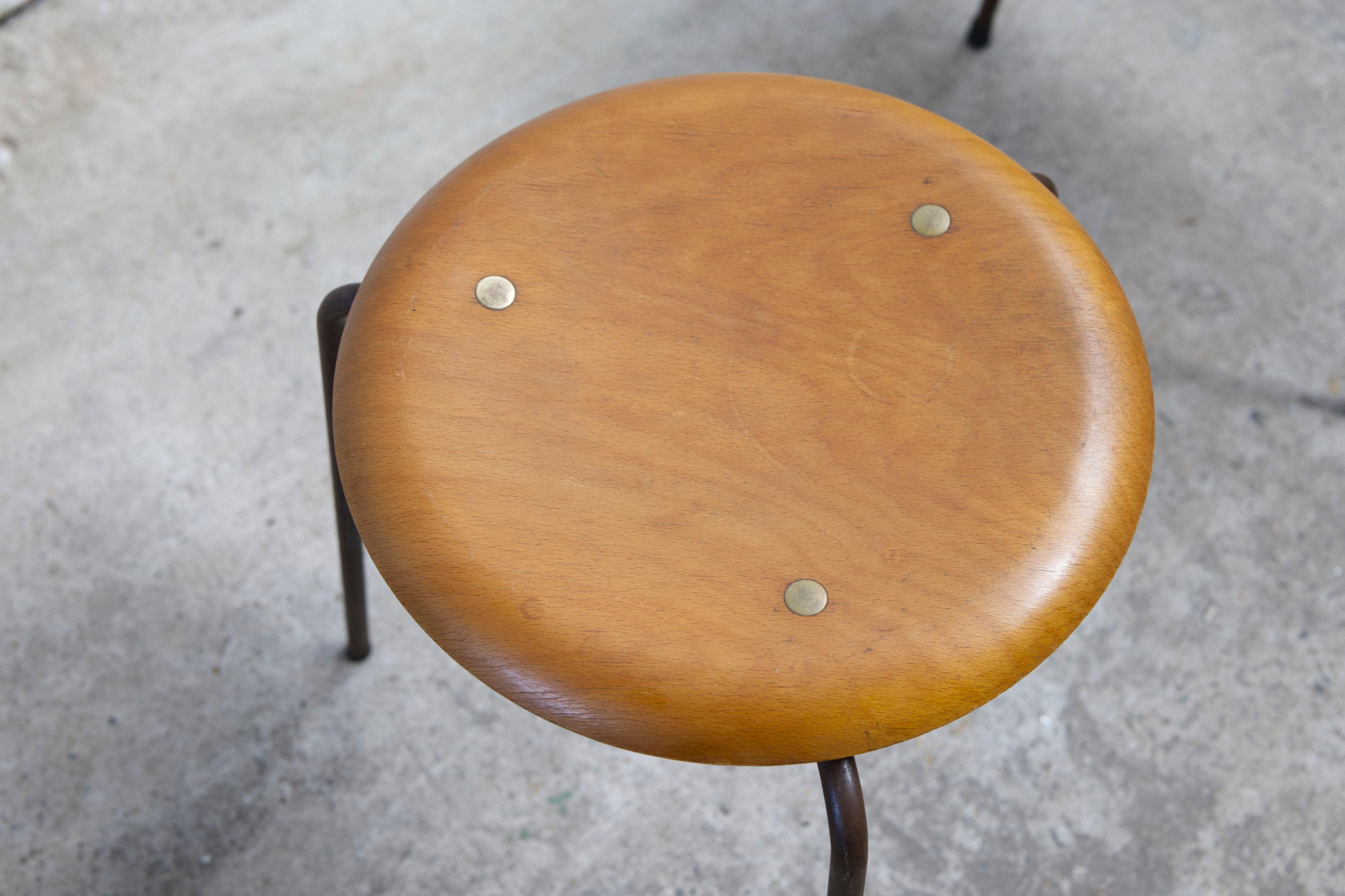 Metà XX secolo Set di 3 sgabelli a treppiede di Fritz Hansen, teak e rame, Danimarca, anni '60 in vendita