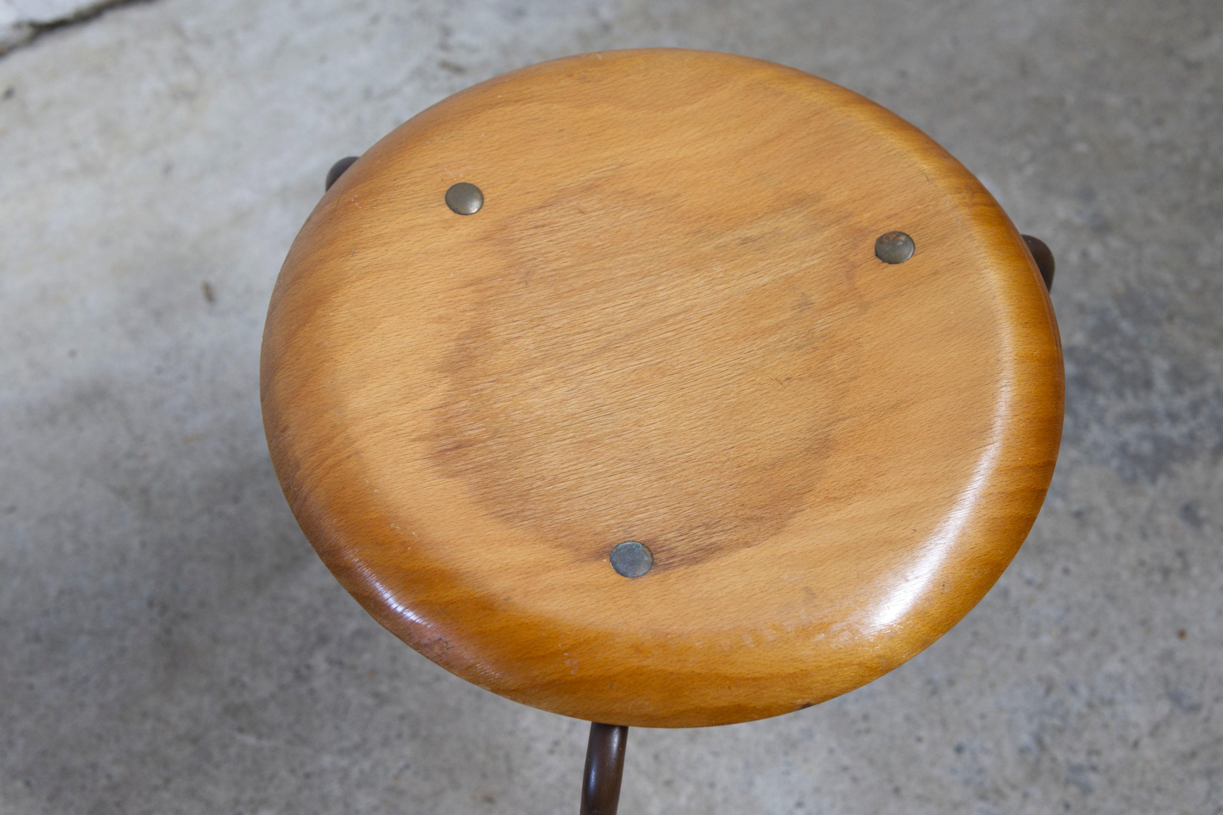 Metallo Set di 3 sgabelli a treppiede di Fritz Hansen, teak e rame, Danimarca, anni '60 in vendita