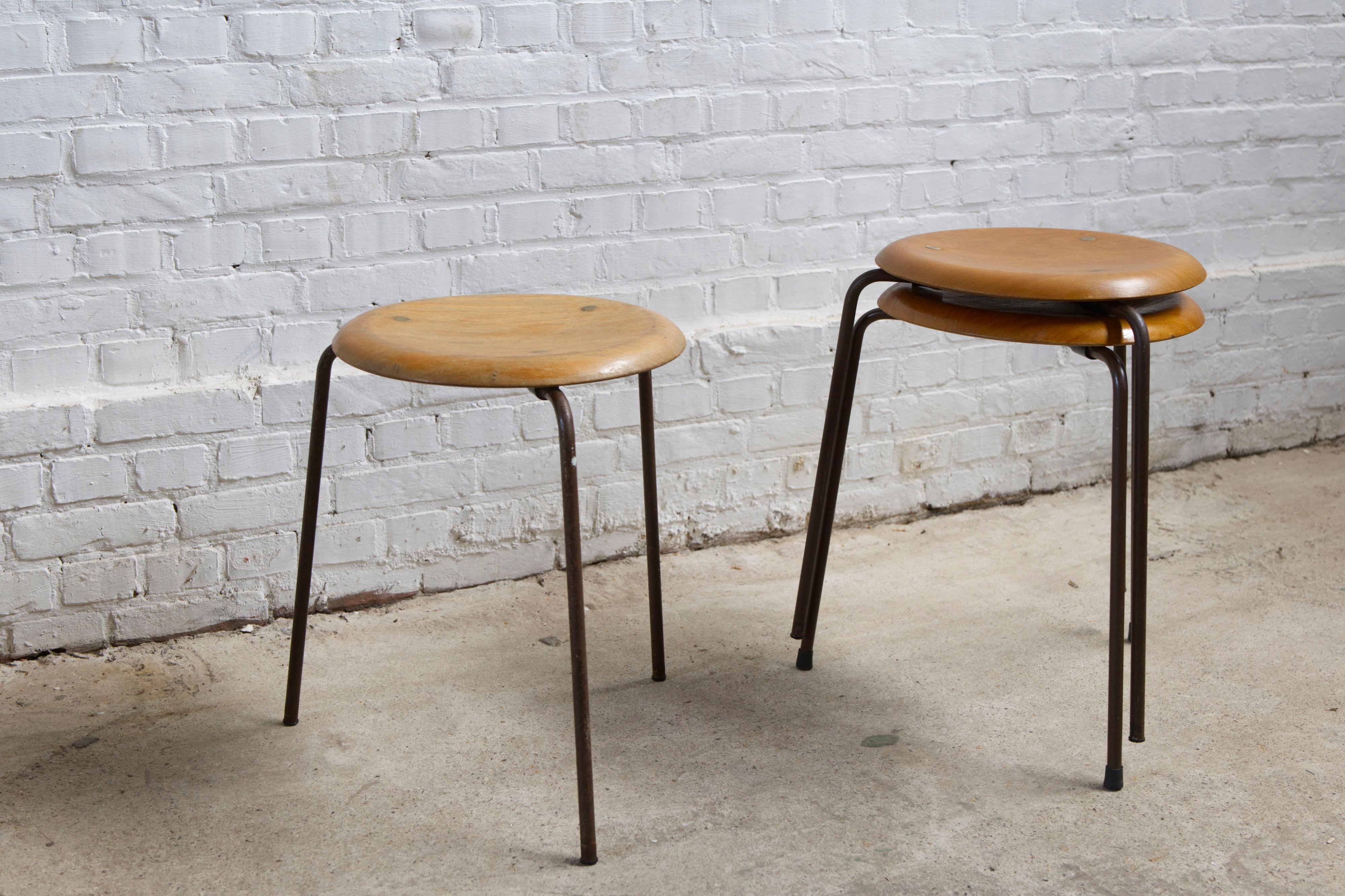 Set di 3 sgabelli a treppiede di Fritz Hansen, teak e rame, Danimarca, anni '60 in vendita 1