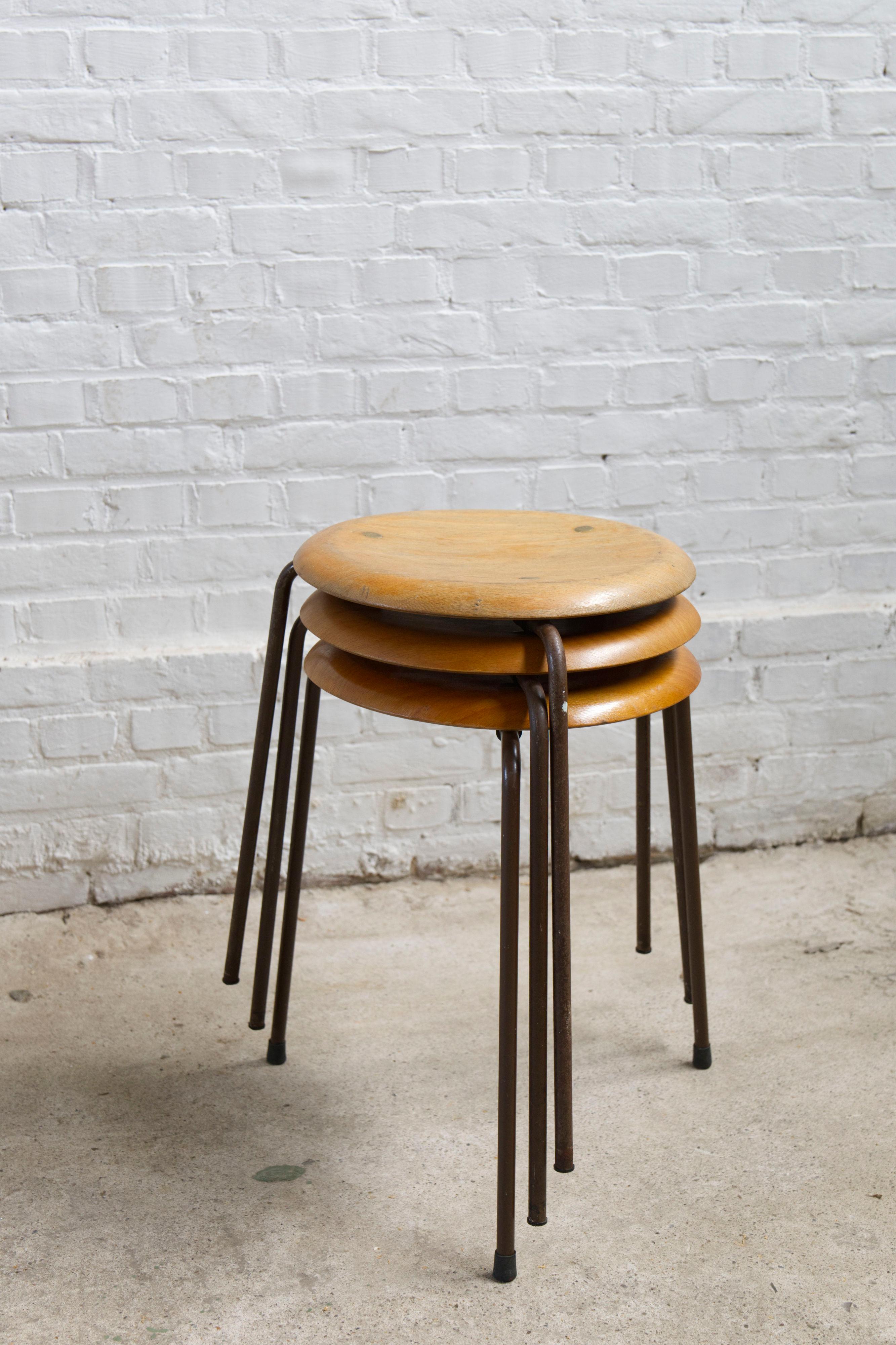 Set di 3 sgabelli a treppiede di Fritz Hansen, teak e rame, Danimarca, anni '60 in vendita 2