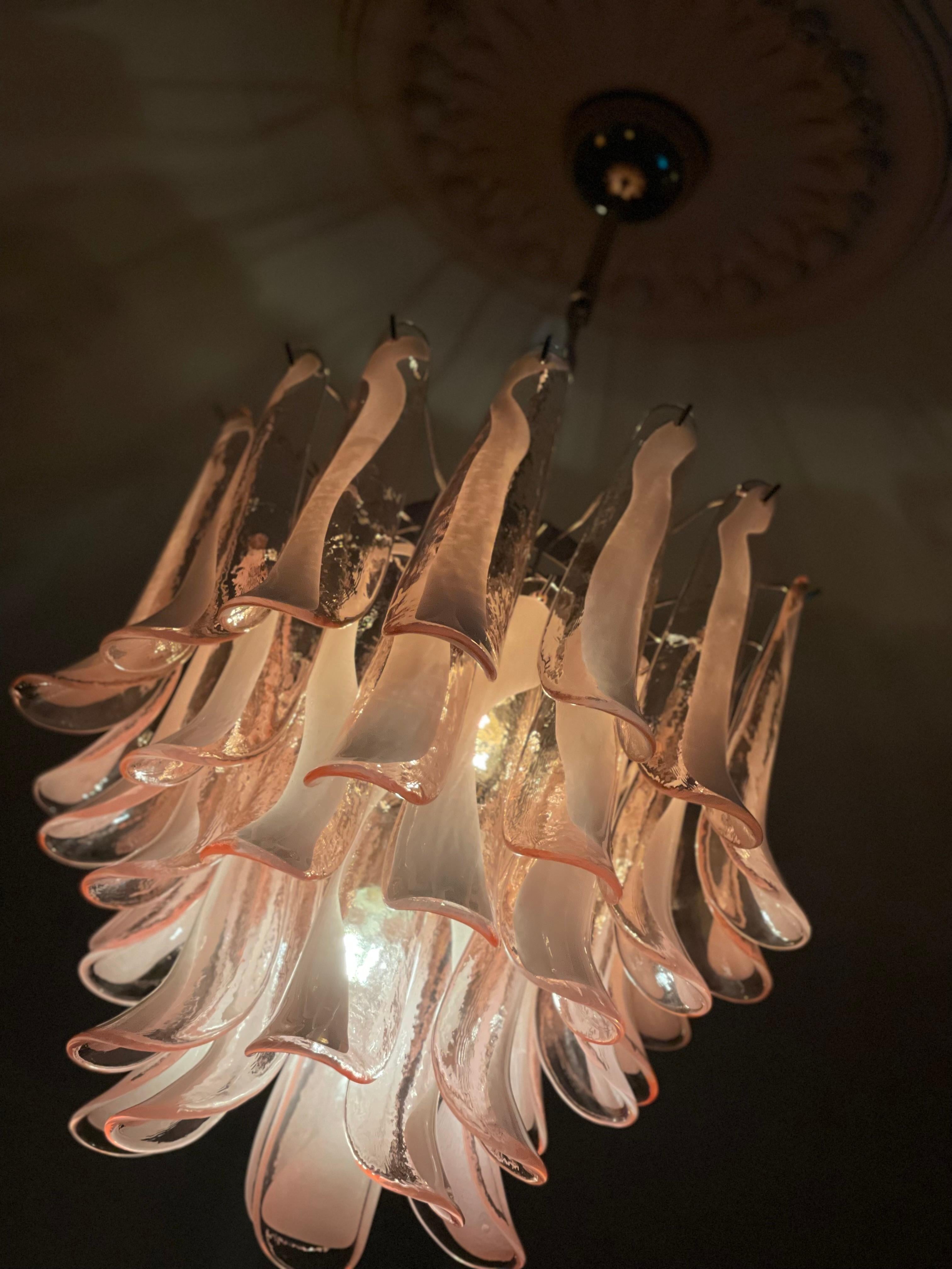 XXI secolo e contemporaneo Set di 3 lampadari eclettici rosa di Murano in vendita