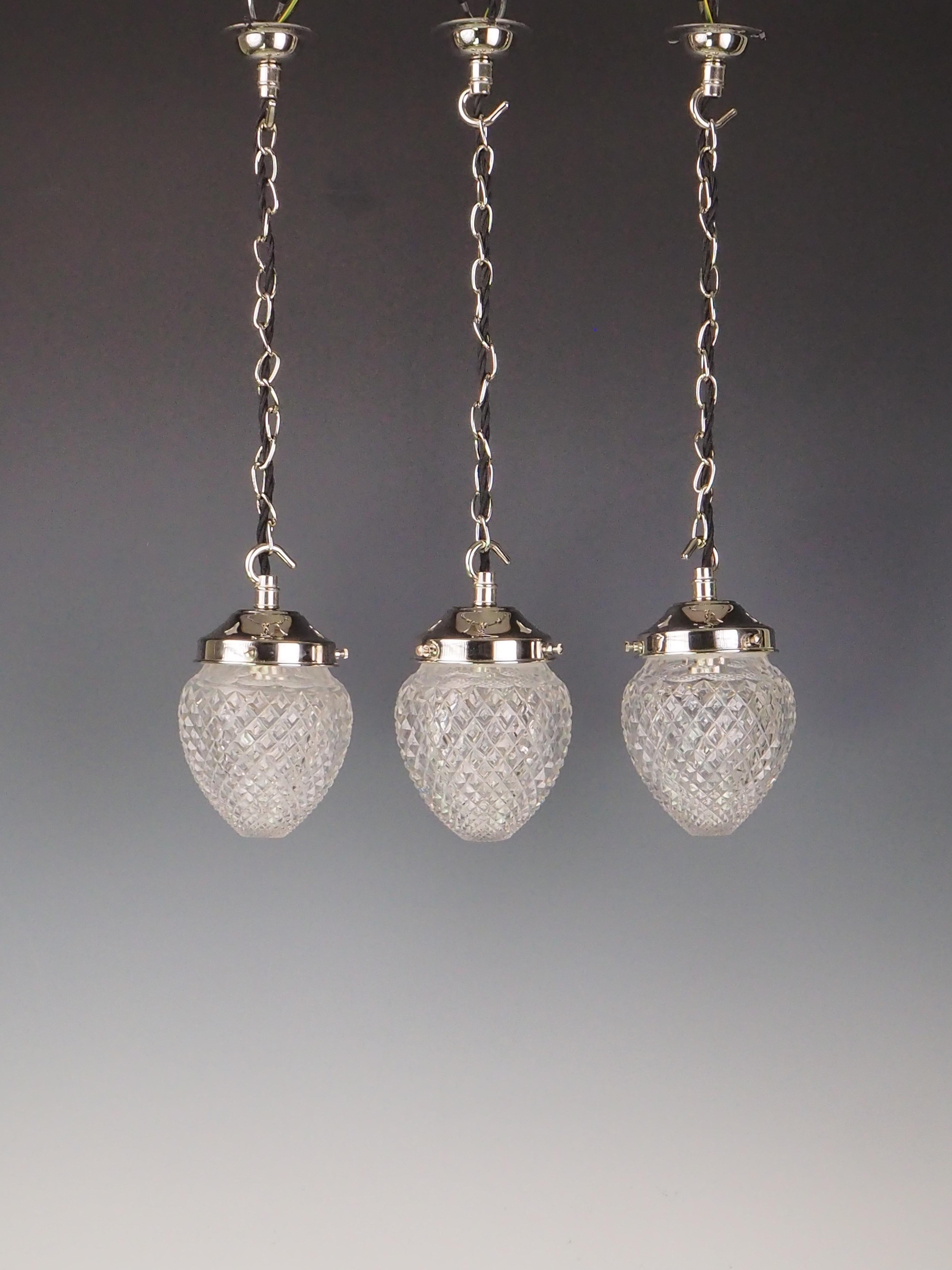 Eleganti lampade a sospensione a globo in vetro tagliato di epoca edoardiana - set di tre con design unico a fondo piatto
Queste splendide lampade a sospensione sono esempi raffinati di illuminazione dell'epoca edoardiana, un periodo che ha fatto da