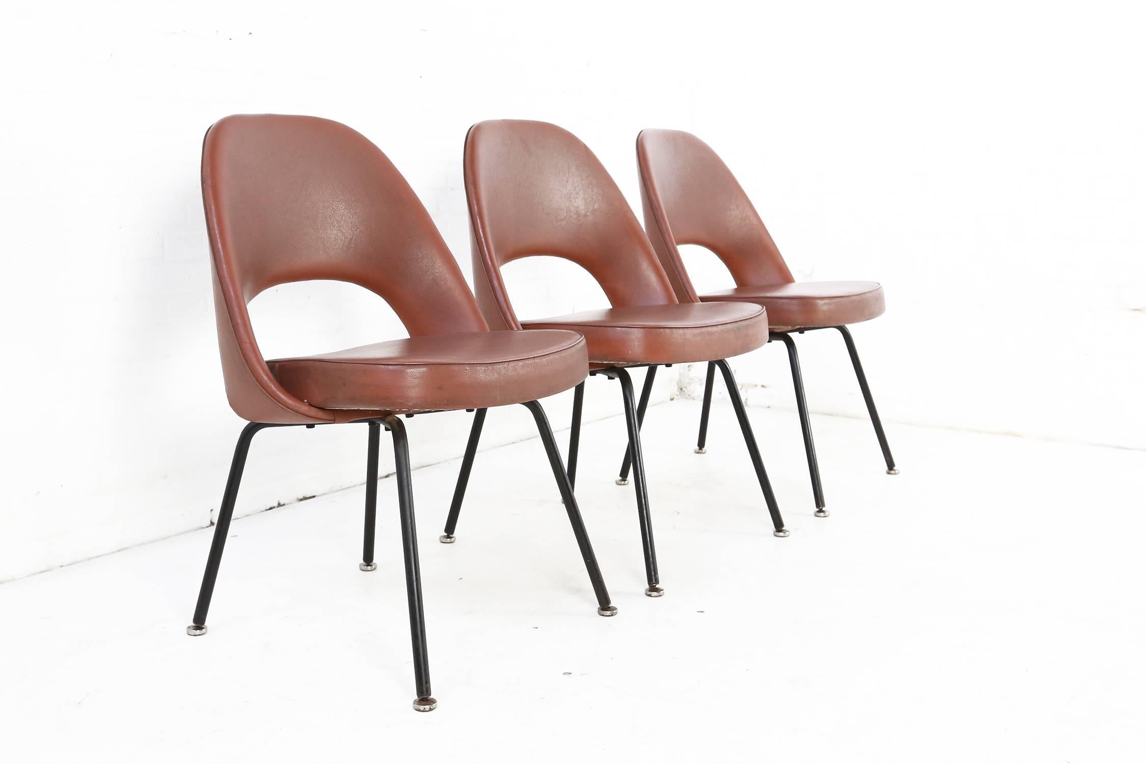 Comfortable and elegant Saarinen armless executive chairs for Knoll manufactured by De Coene. De Coene was a Belgian manufacturer located in Kortrijk which, as from 1954, had the exclusive rights for production and selling Knoll furniture in the