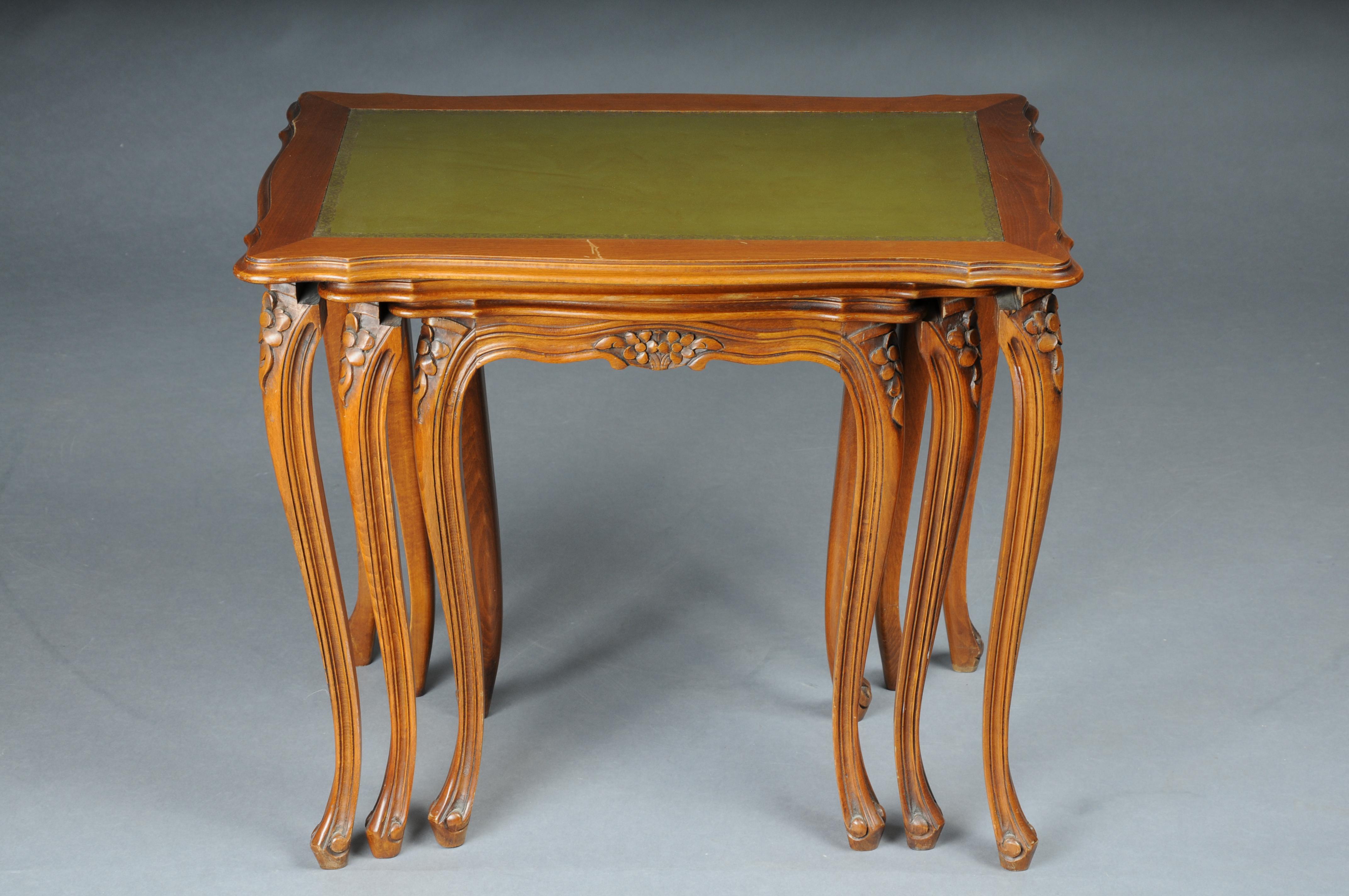 Set aus 3 eleganten Beistelltischen im Rokoko-Stil, England (Handgeschnitzt) im Angebot
