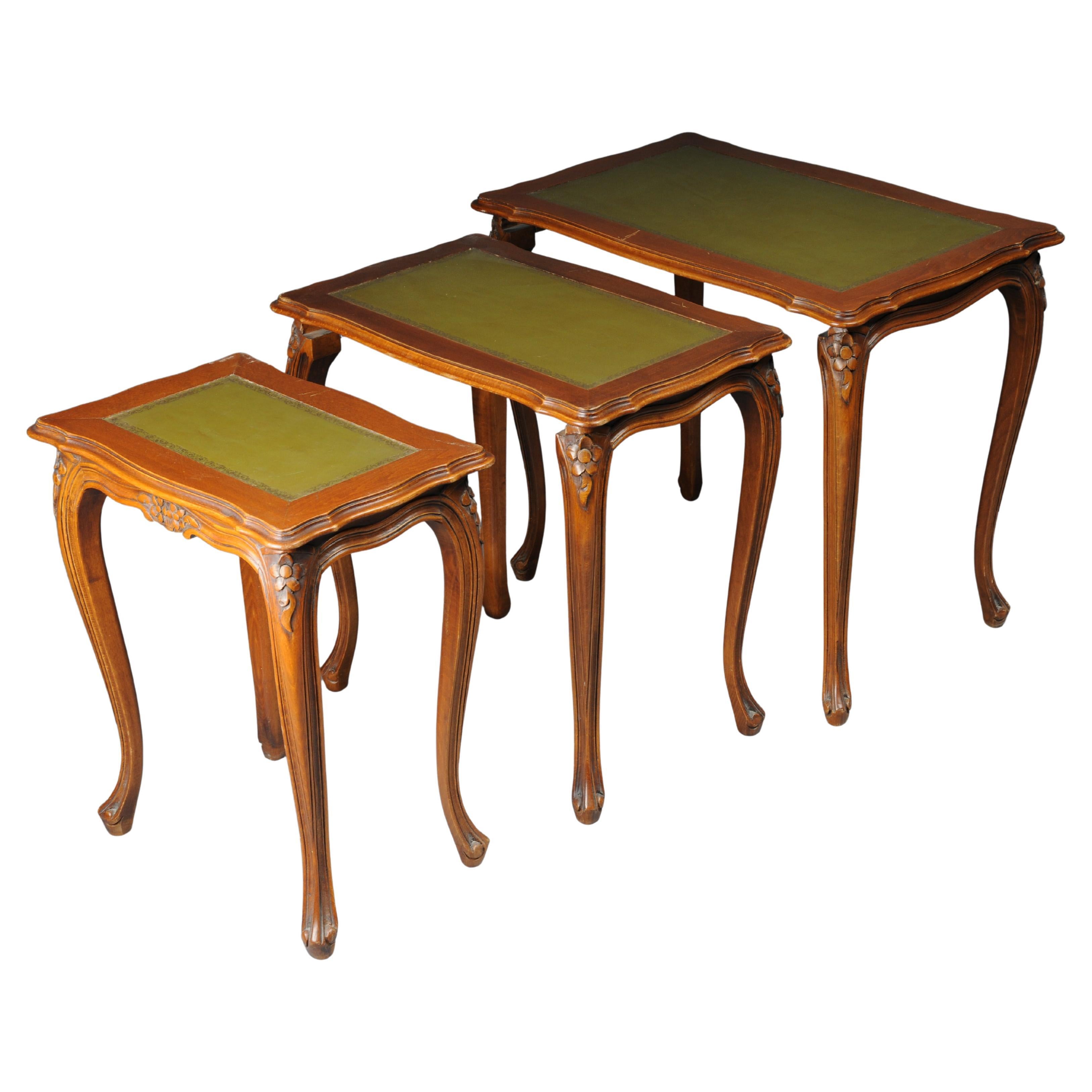 Set aus 3 eleganten Beistelltischen im Rokoko-Stil, England im Angebot