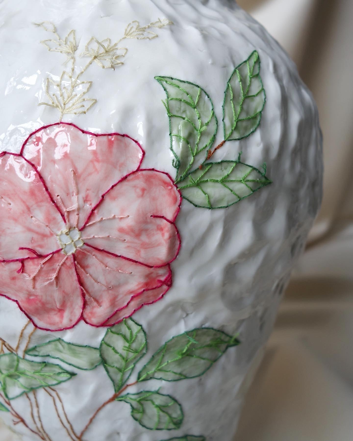 XXI secolo e contemporaneo Set di 3 vasi Emboridery di Caroline Harrius in vendita