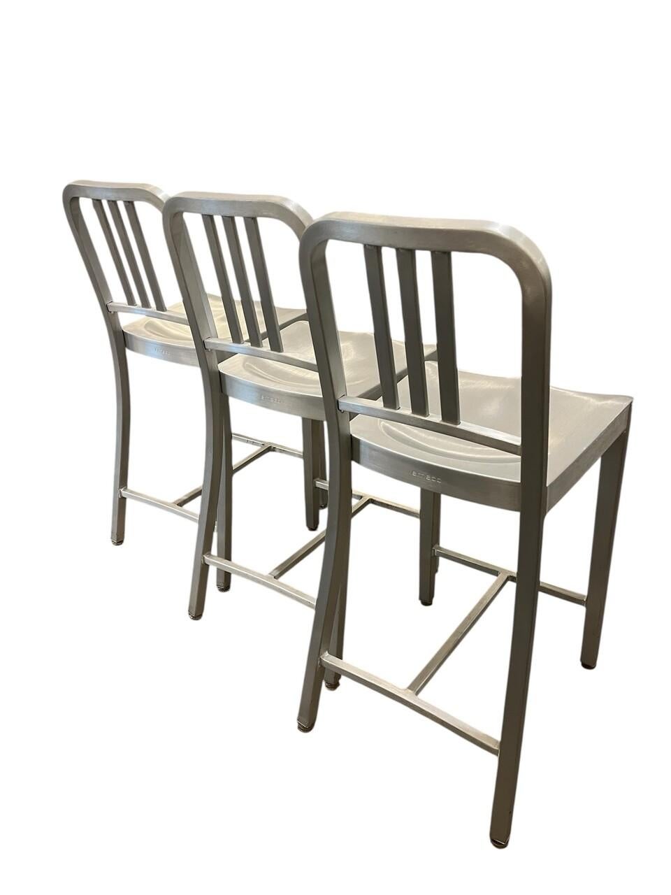 Juego de 3 taburetes de bar Emeco 1006 de aluminio marino en altura de mostrador, algunos signos de uso
37 de alto x 15,75 de ancho x 37 de alto y una altura de asiento de 24 pulgadas
