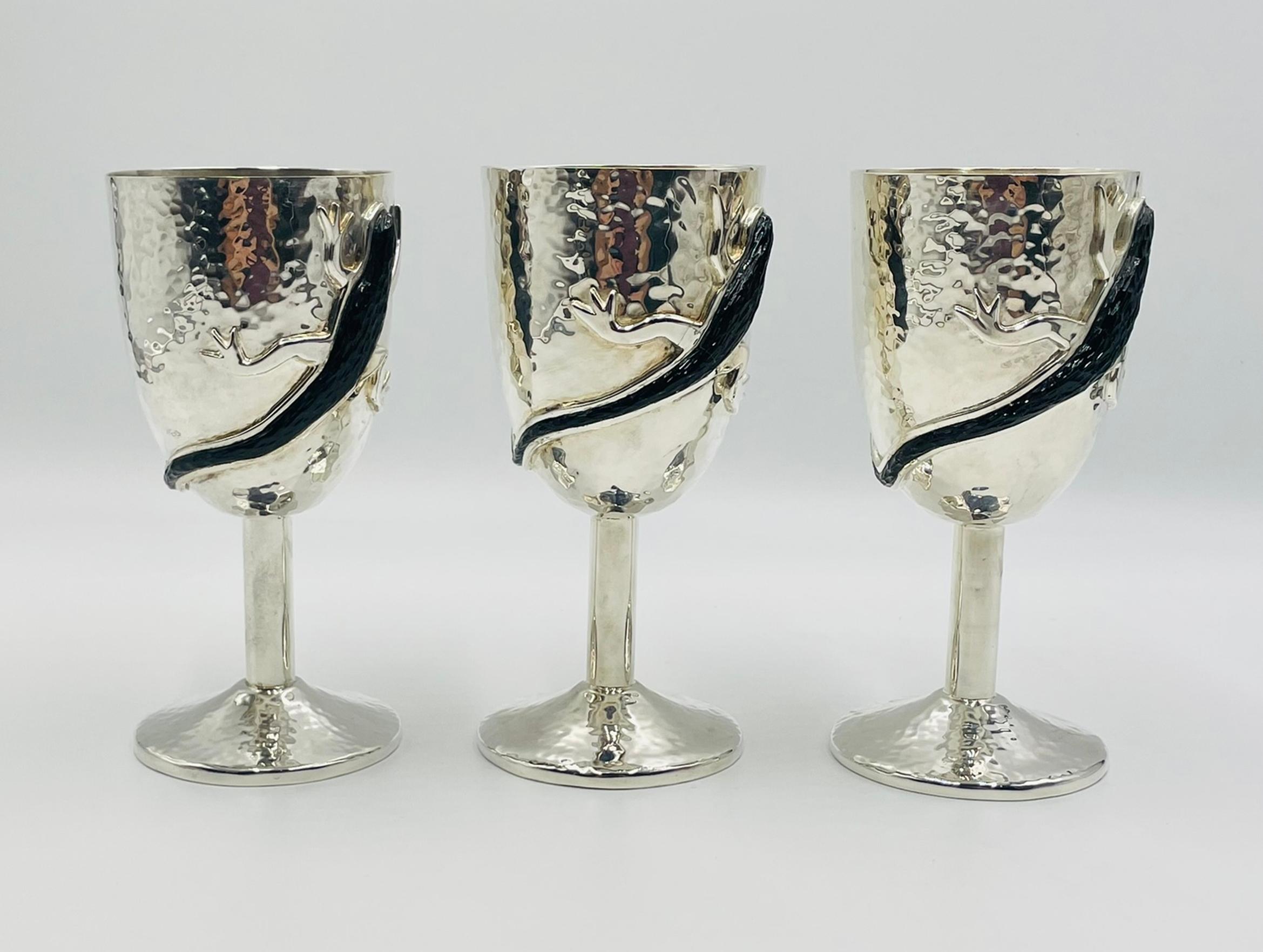 Ein auffälliges Set aus drei versilberten Weinkelchen, entworfen und hergestellt in Taxco, Mexiko, von der bekannten Künstlerin und Silberschmiedin Emilia Castillo. Jeder Kelch ist aus massivem Messing mit gehämmerter, versilberter Oberfläche