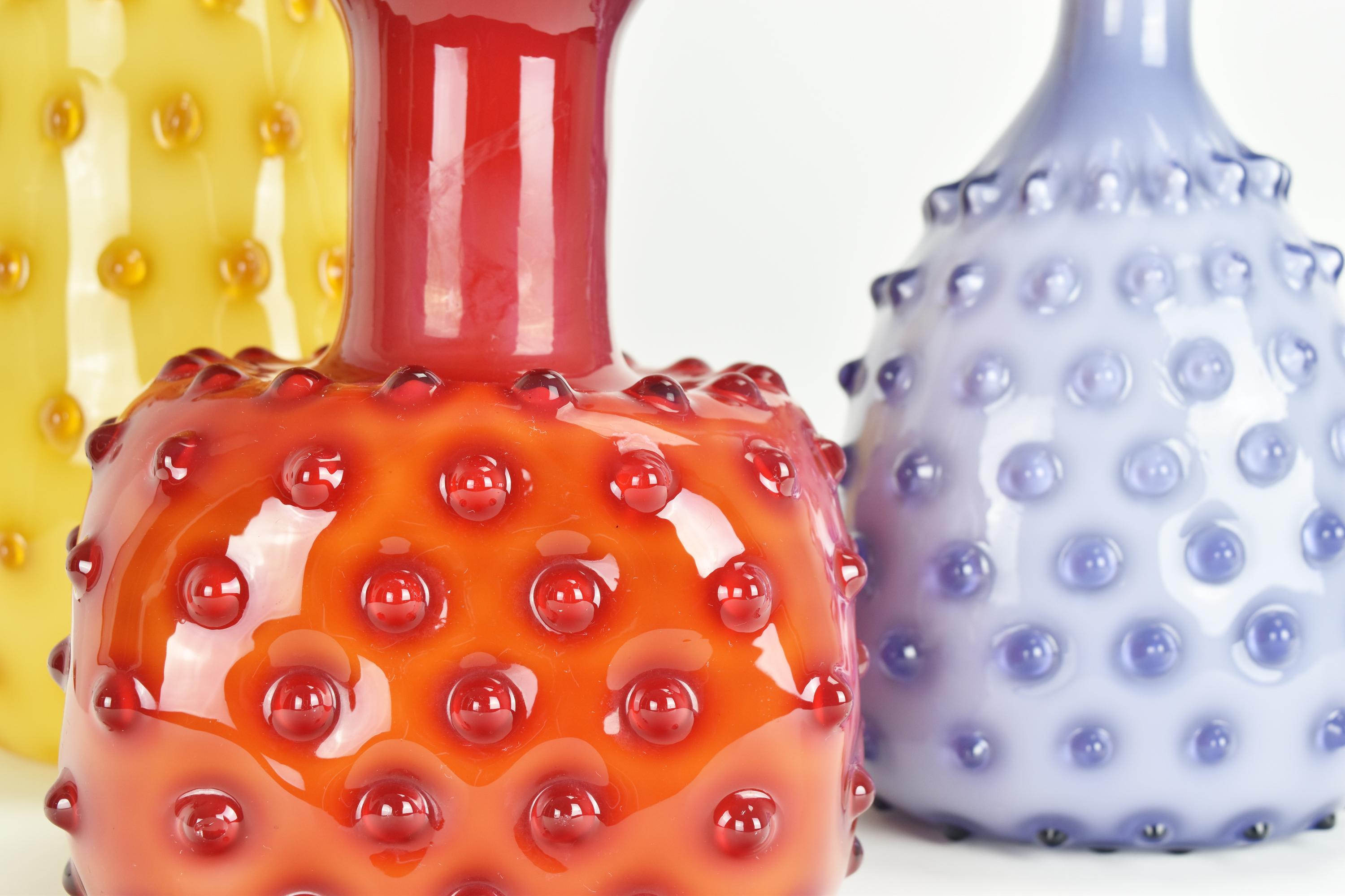 Set of 3 Empoli Vases Hobnail Pattern Cased Glass Mid Century In Good Condition For Sale In Bad Säckingen, DE