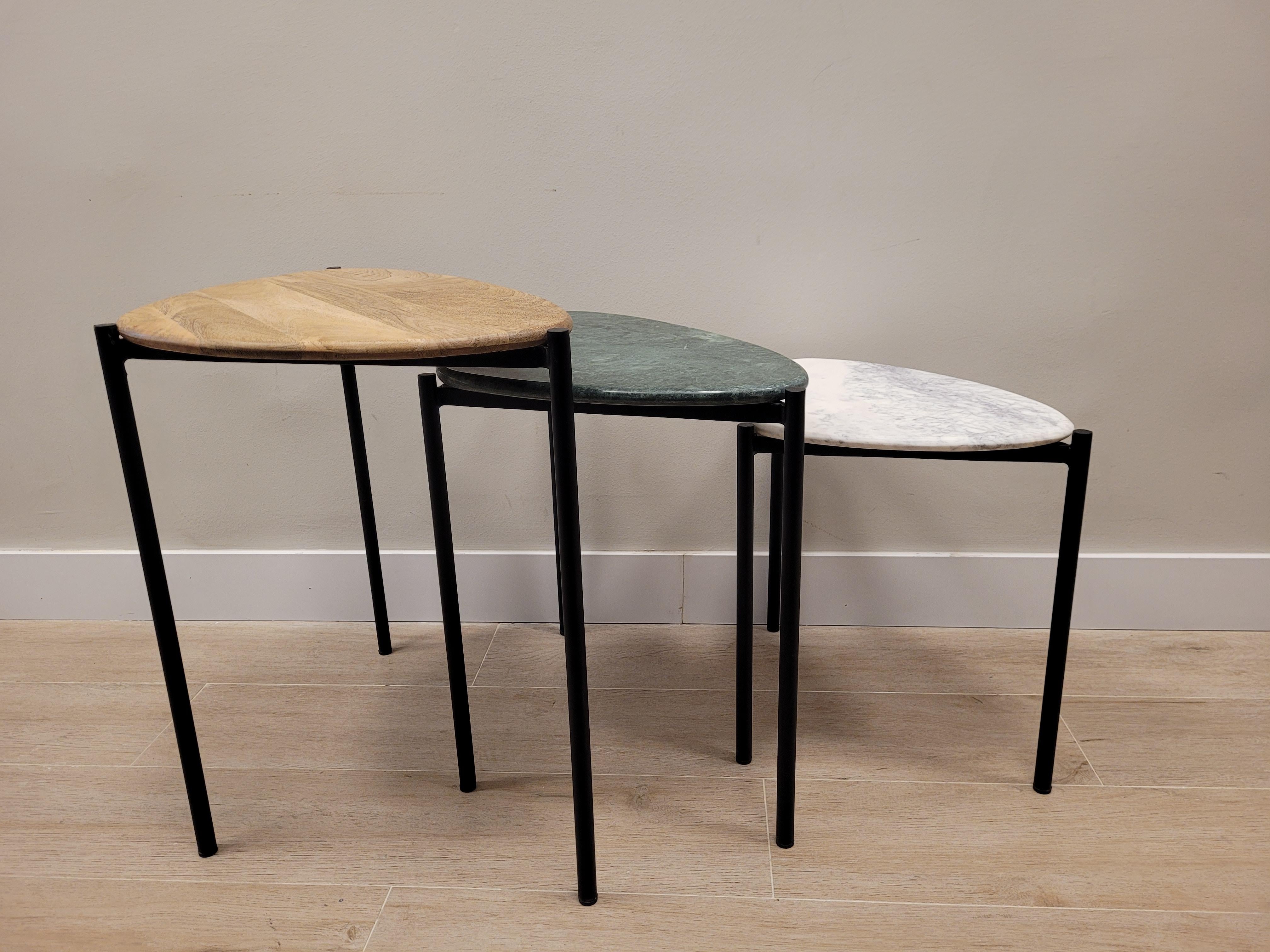 Set of 3 side tables that are stored one under the other, called 