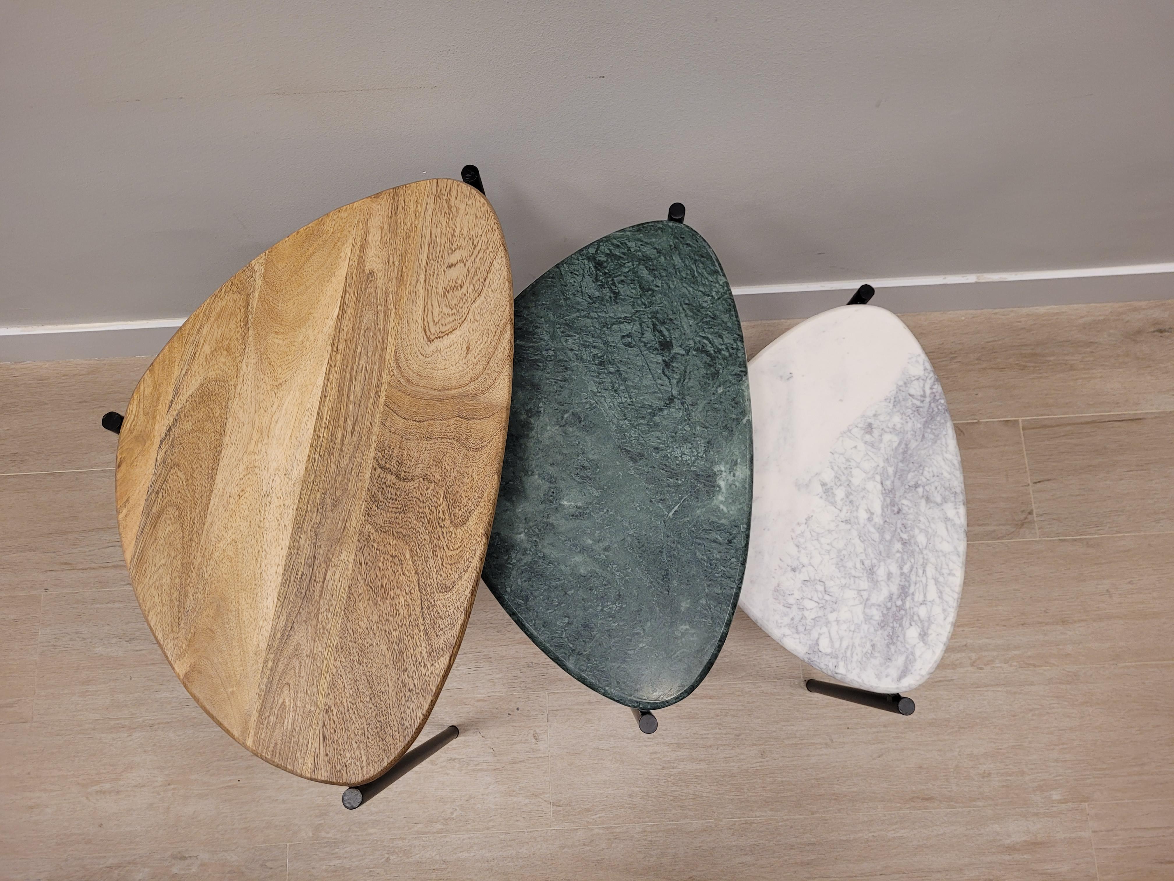 Beistelltisch aus 3 Beistelltischen aus grünem, weißem Marmor und Holz, 21. Jahrhundert (Eisen) im Angebot