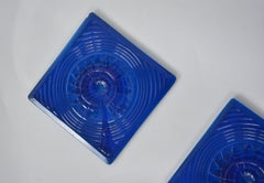 Set di 3 piastrelle in vetro blu cobalto del Aesthetic Movement inglese, databili intorno al 1900