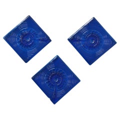 Set di 3 piastrelle in vetro blu cobalto del Aesthetic Movement inglese, databili intorno al 1900