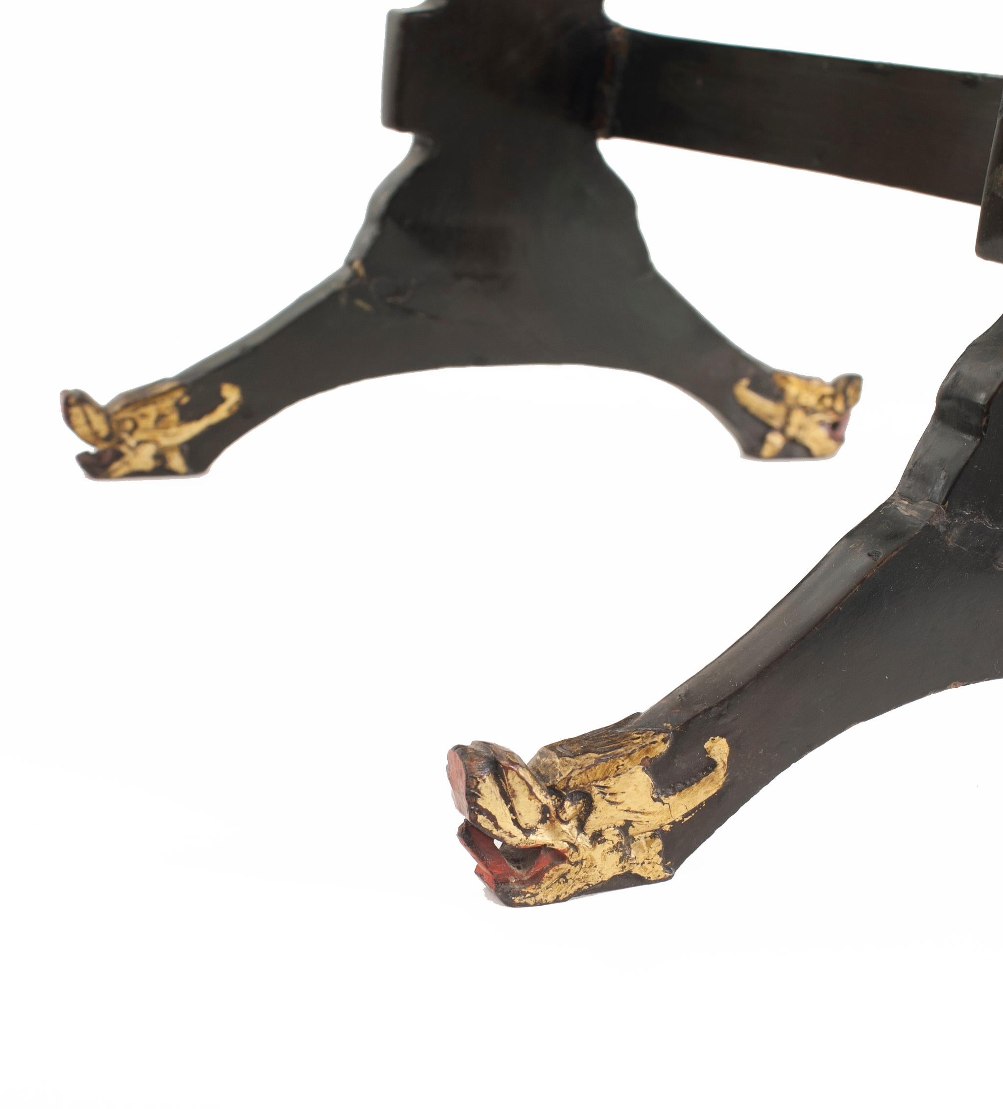 Set of 3 English Regency Lacquered Chinoiserie Nesting of Tables In Good Condition For Sale In New York, NY