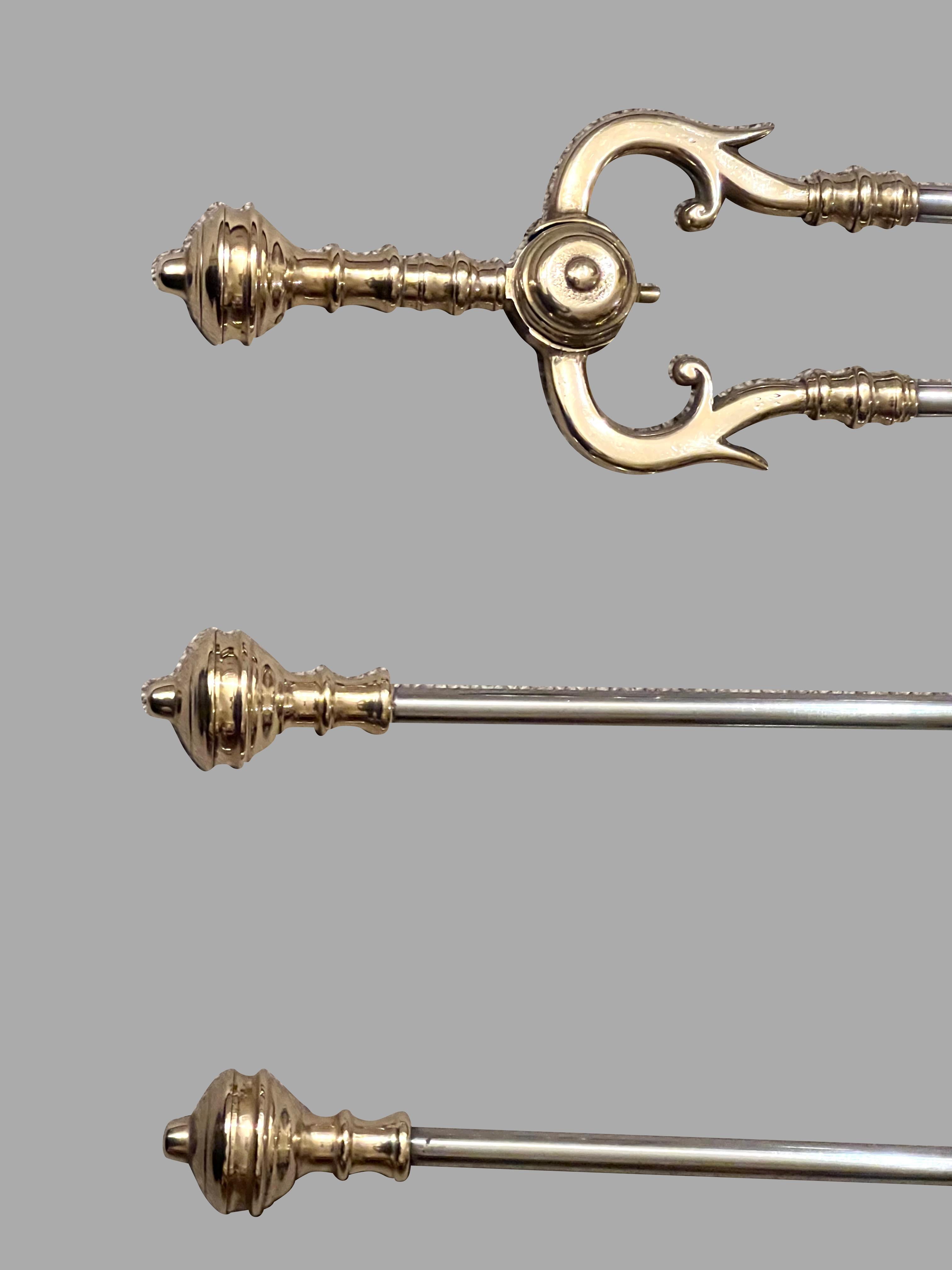 Vittoriano Set di 3 attrezzi da fuoco inglesi vittoriani in ottone e acciaio lucido in vendita