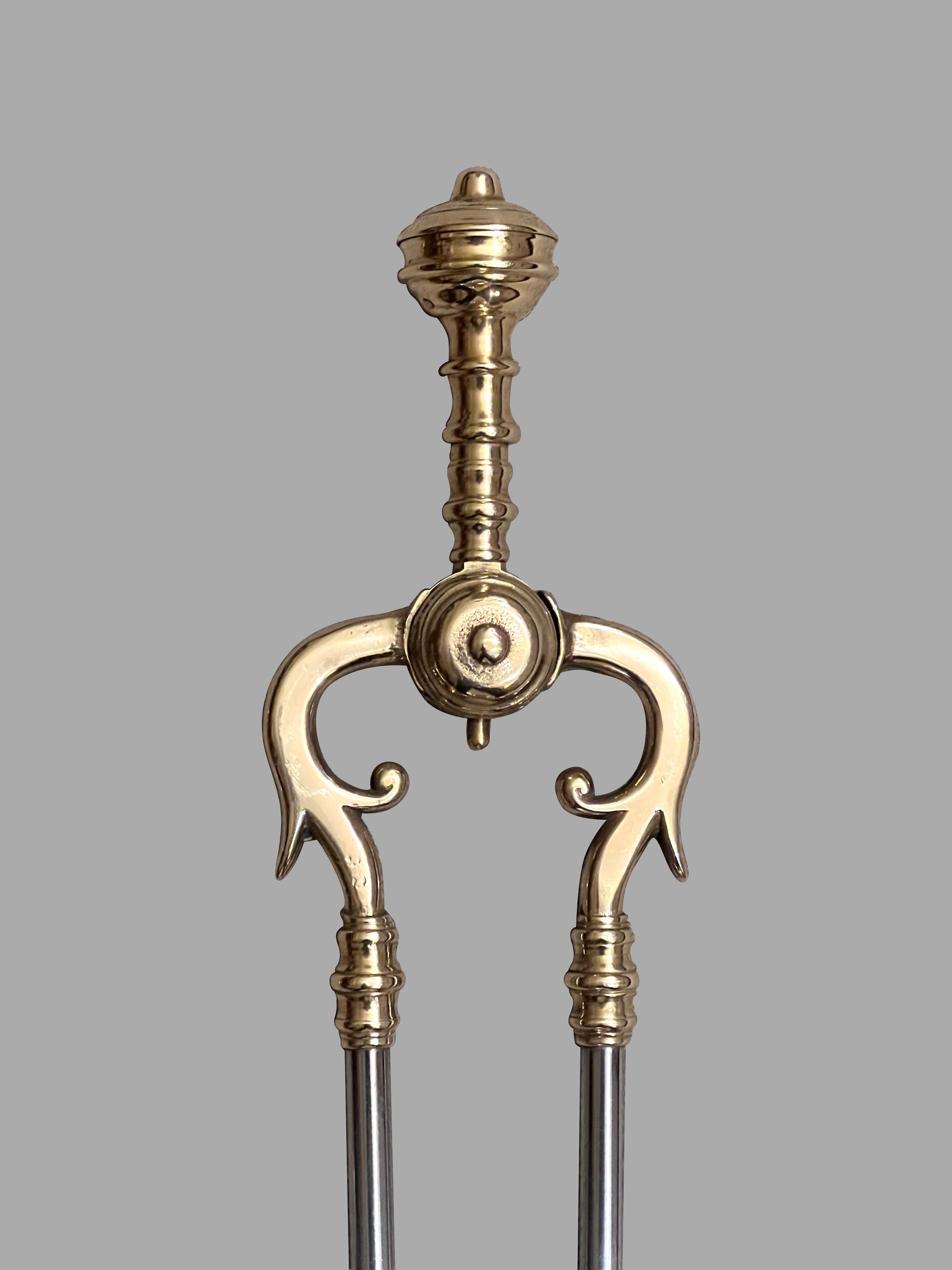 XIX secolo Set di 3 attrezzi da fuoco inglesi vittoriani in ottone e acciaio lucido in vendita