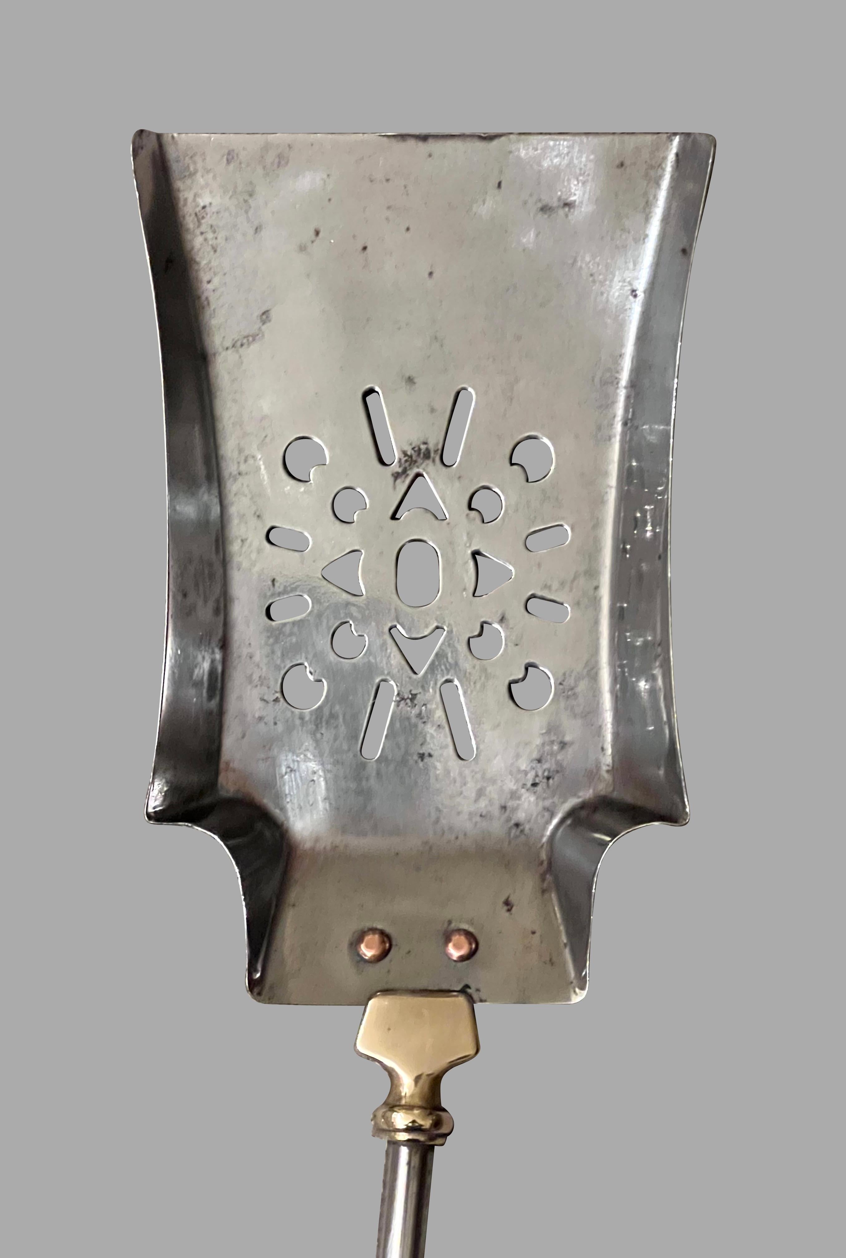 Set di 3 attrezzi da fuoco inglesi vittoriani in ottone e acciaio lucido In condizioni buone in vendita a San Francisco, CA