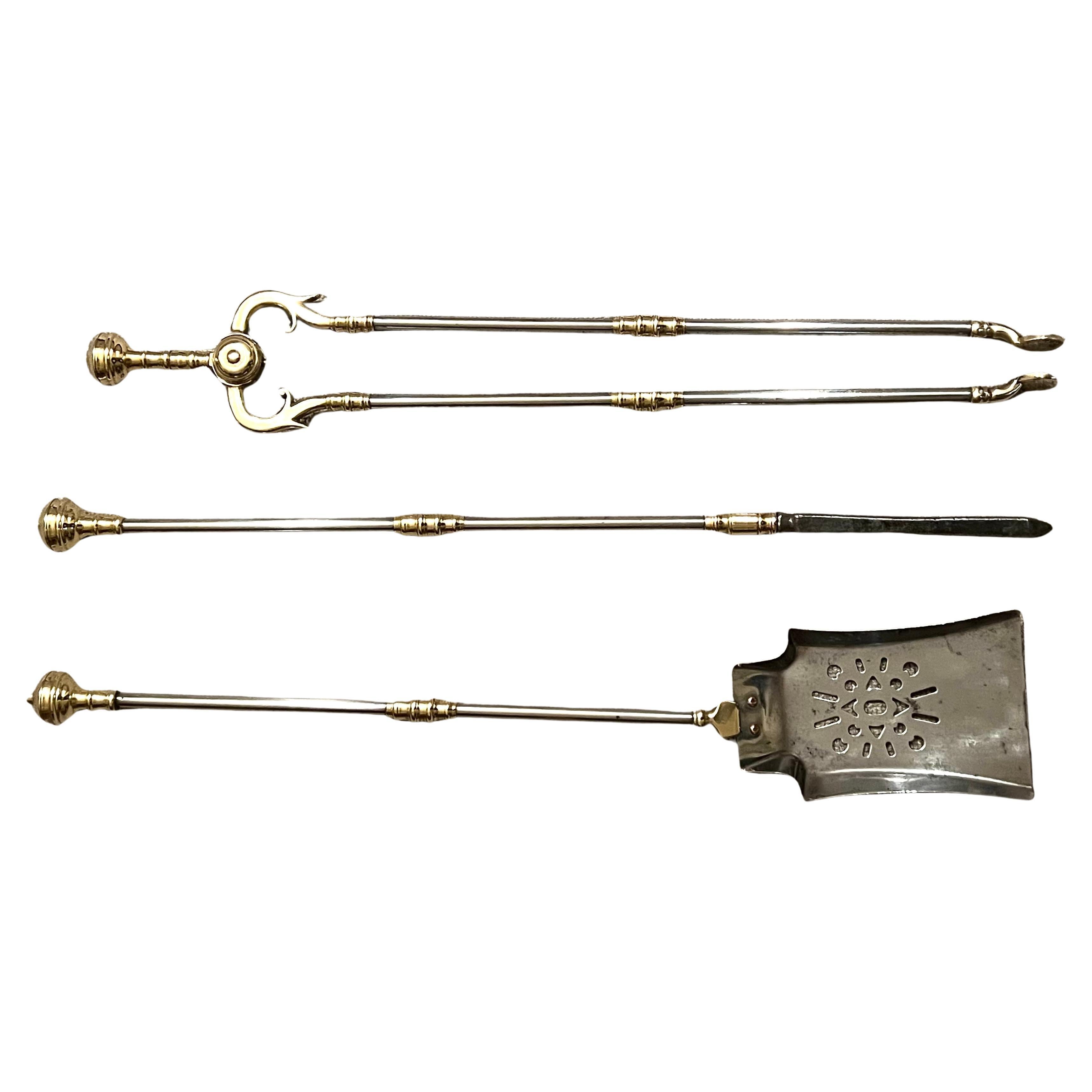 Un buon set di attrezzi da fuoco in ottone e acciaio lucido di epoca vittoriana, composto da una pala con estremità in acciaio forata, una pinza e un attizzatoio. Questo set presenta maniglie ed elementi di collegamento in ottone tornito molto