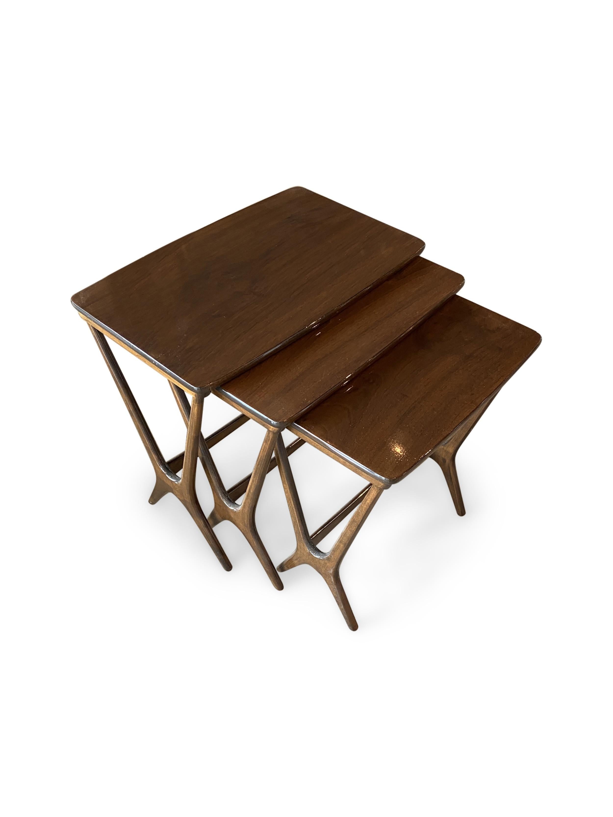 Ensemble de 3 tables gigognes danoises en teck du Mid-Century avec plateau brillant, chaque table ayant des pieds en forme de X reliés par un châssis (ERLING TORVITS for HELTBORG MOBLER)(PRIX PAR ENSEMBLE)

Table moyenne 19w x 13d x 20h  Petite