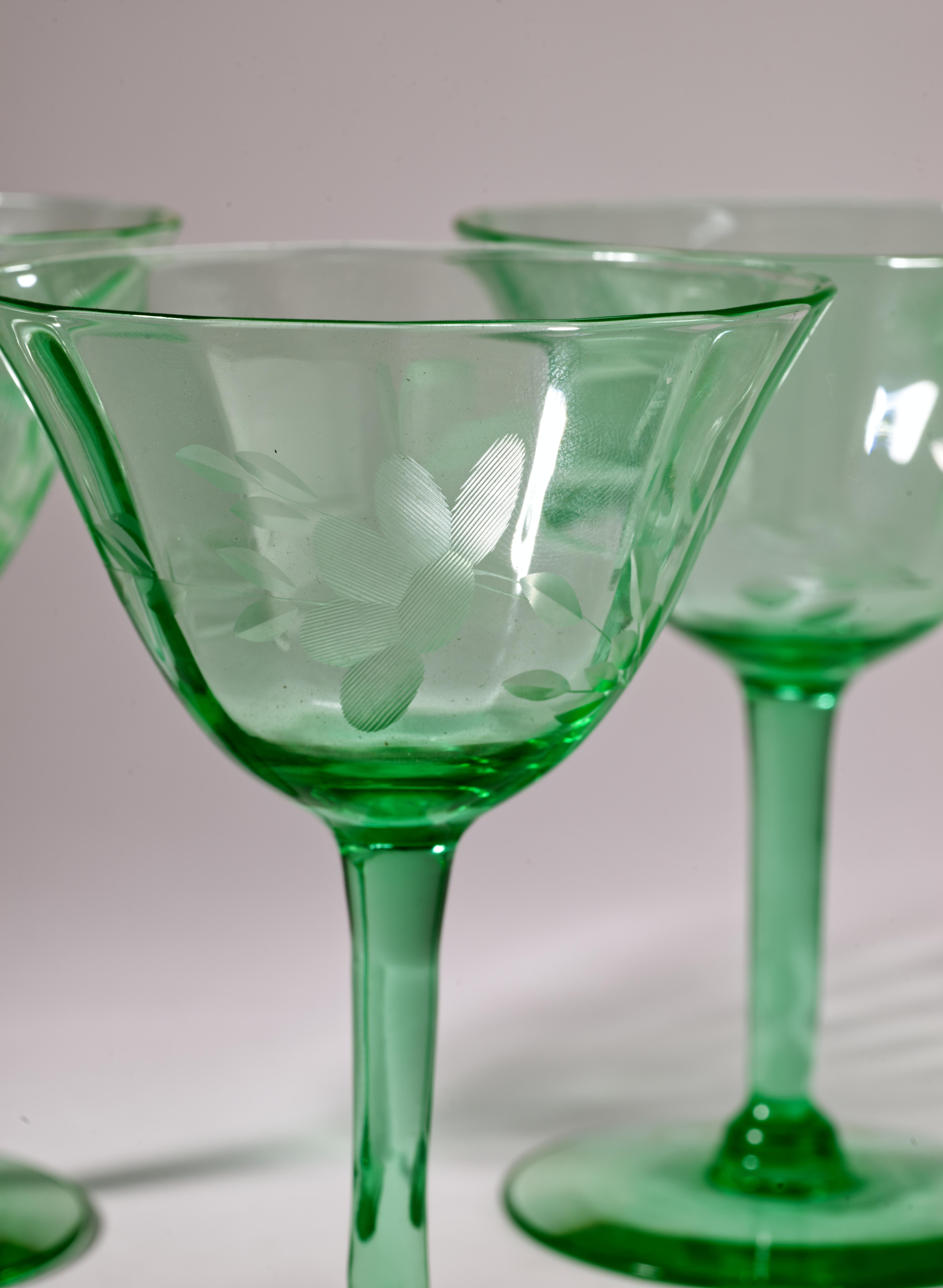 Mid-Century moderno Set di 3 bicchieri da cocktail incisi, vetro verde uranio che si illumina ai raggi UV in vendita