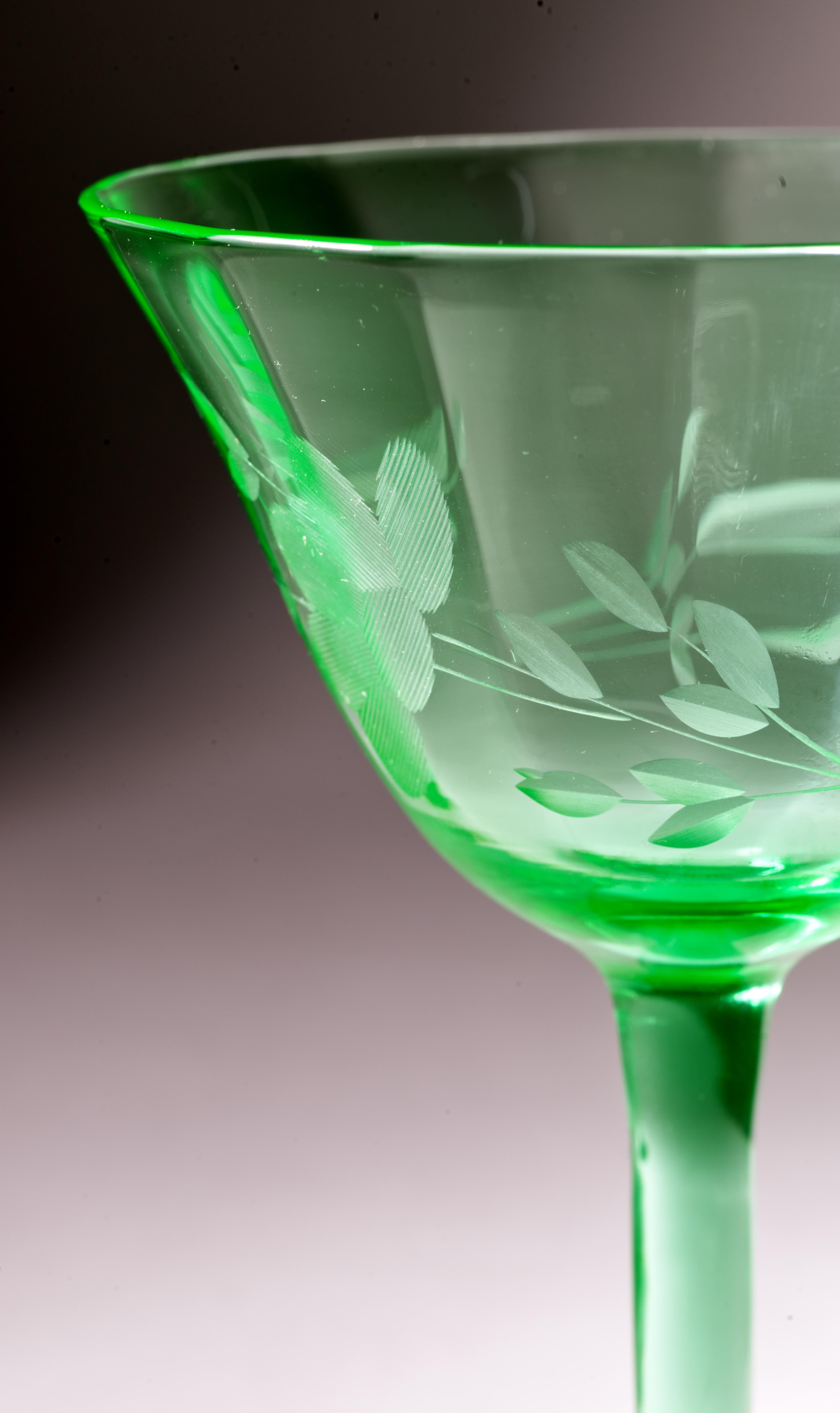 Americano Set di 3 bicchieri da cocktail incisi, vetro verde uranio che si illumina ai raggi UV in vendita