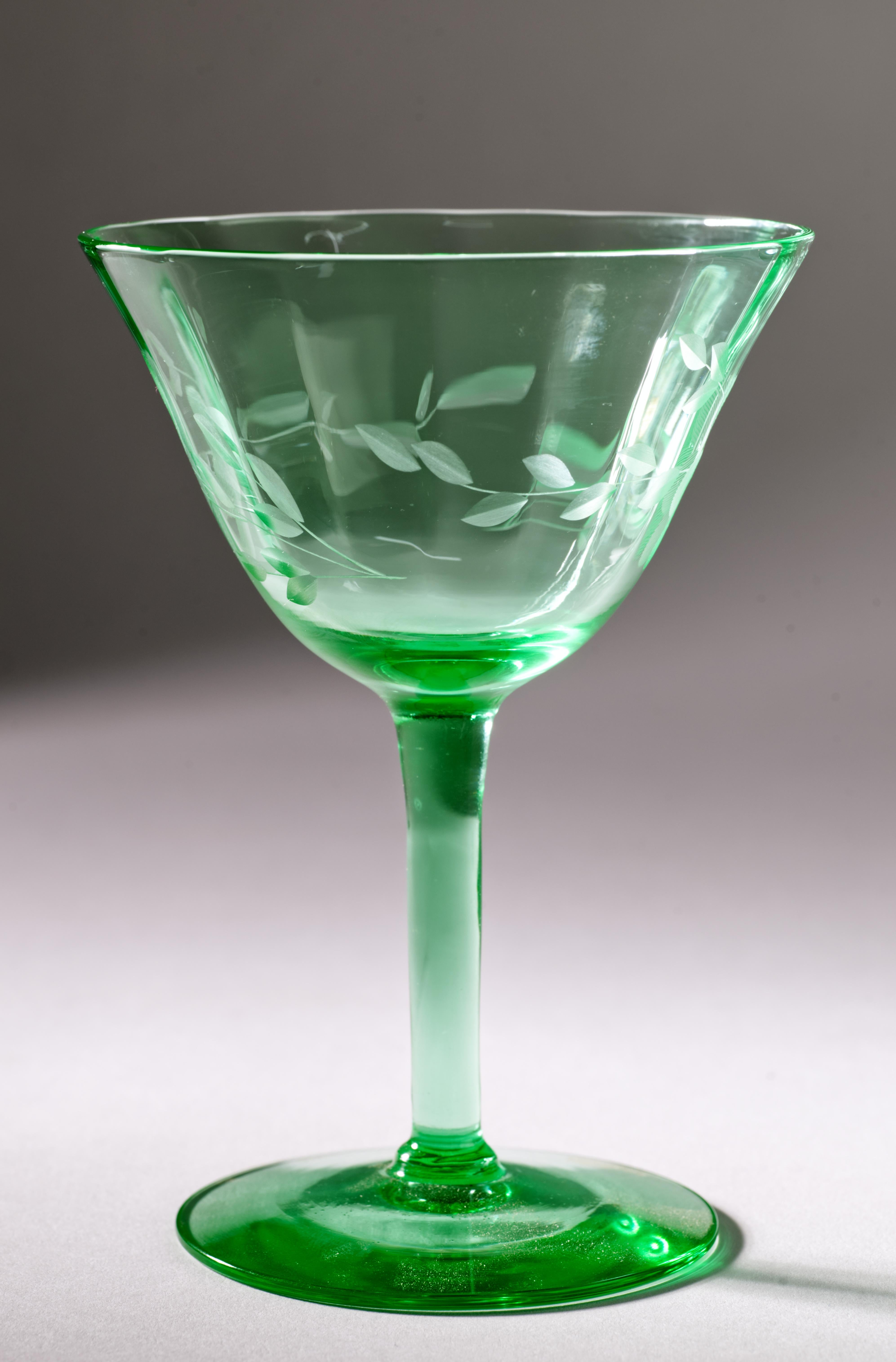 Set di 3 bicchieri da cocktail incisi, vetro verde uranio che si illumina ai raggi UV In condizioni buone in vendita a Clifton Springs, NY
