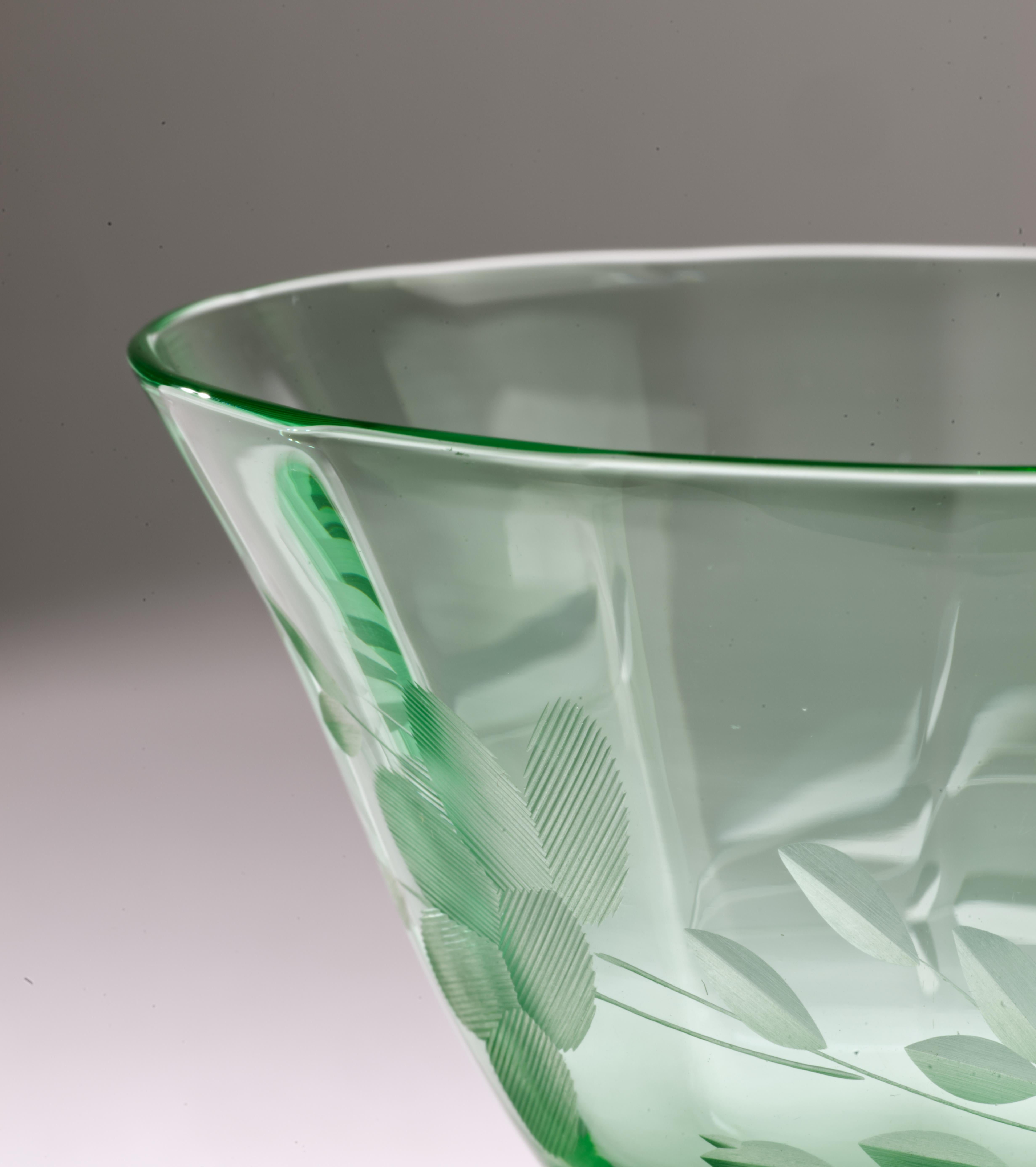 XX secolo Set di 3 bicchieri da cocktail incisi, vetro verde uranio che si illumina ai raggi UV in vendita