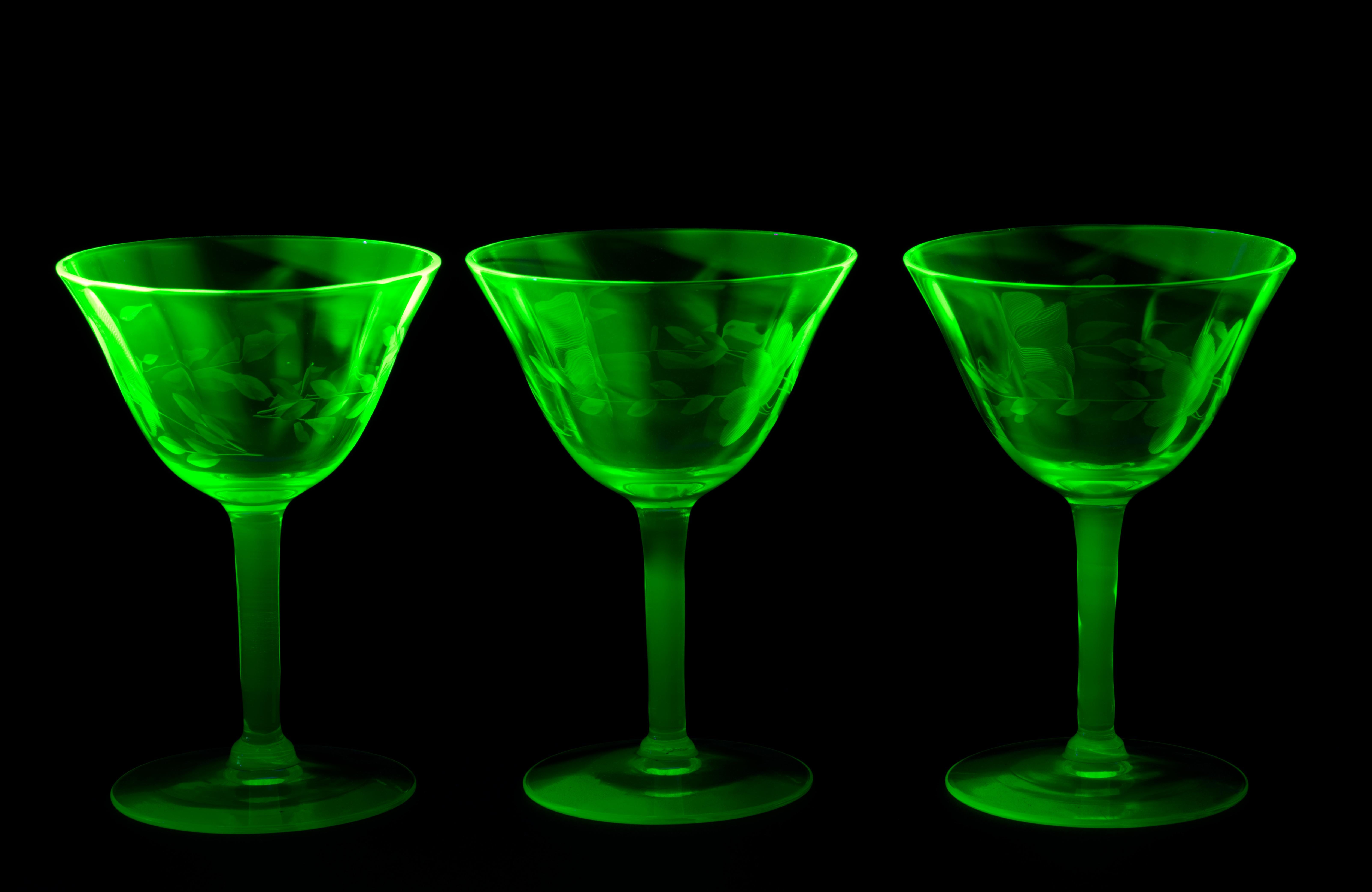 Set di 3 bicchieri da cocktail incisi, vetro verde uranio che si illumina ai raggi UV in vendita 1