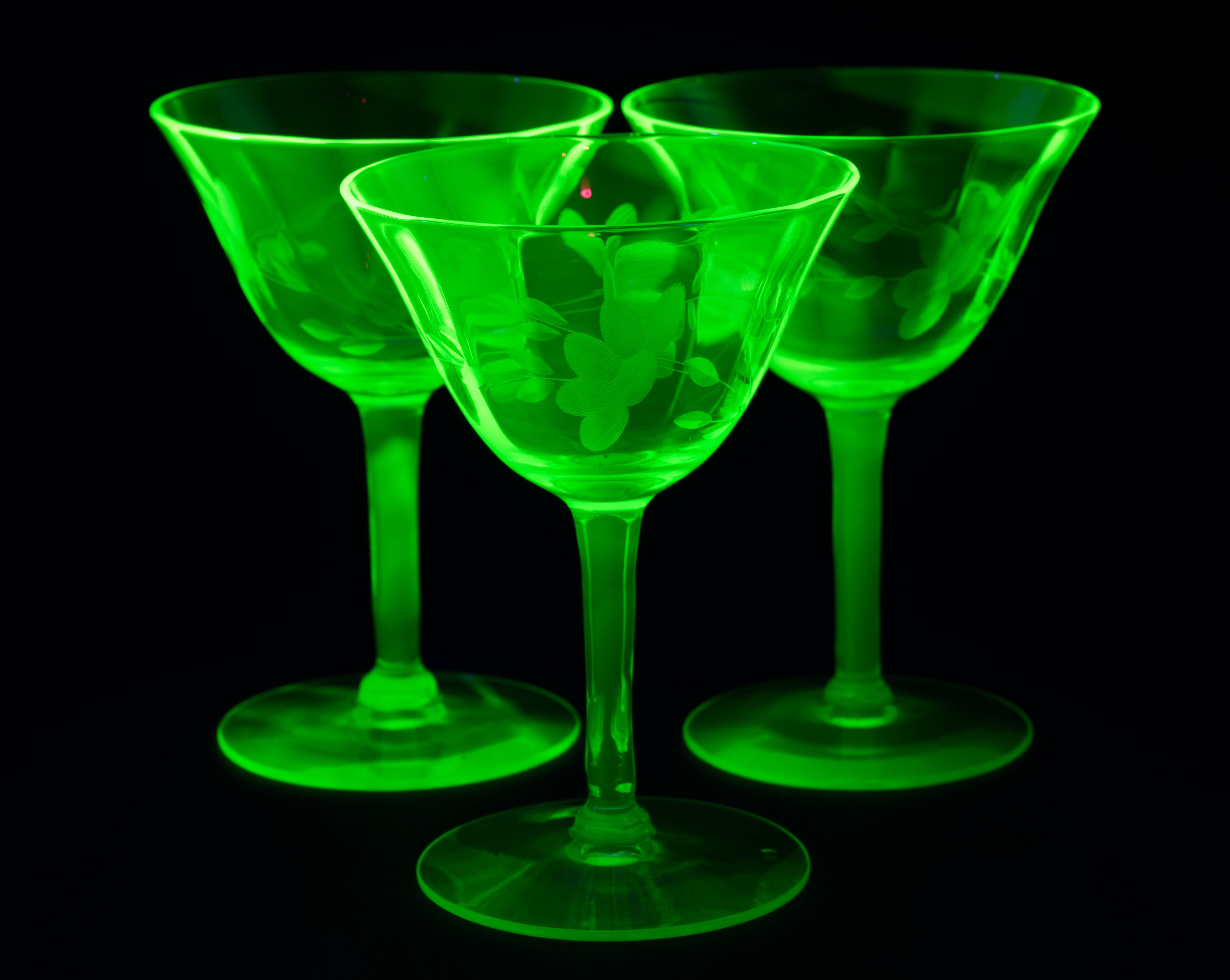 Set di 3 bicchieri da cocktail incisi, vetro verde uranio che si illumina ai raggi UV in vendita 2