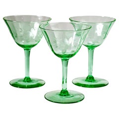 Juego de 3 copas de cóctel grabadas, cristal verde uranio que brilla con luz ultravioleta