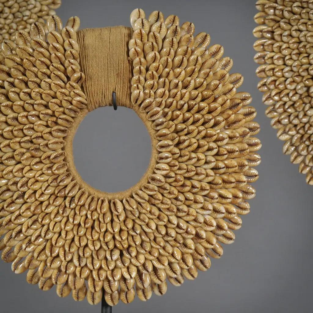 Indonésien Lot de 3 colliers ethniques en coquillage avec finition dorée sur supports en métal - Tribal Art en vente