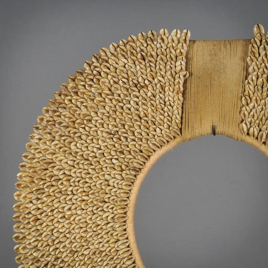 Fait main Lot de 3 colliers ethniques en coquillage avec finition dorée sur supports en métal - Tribal Art en vente