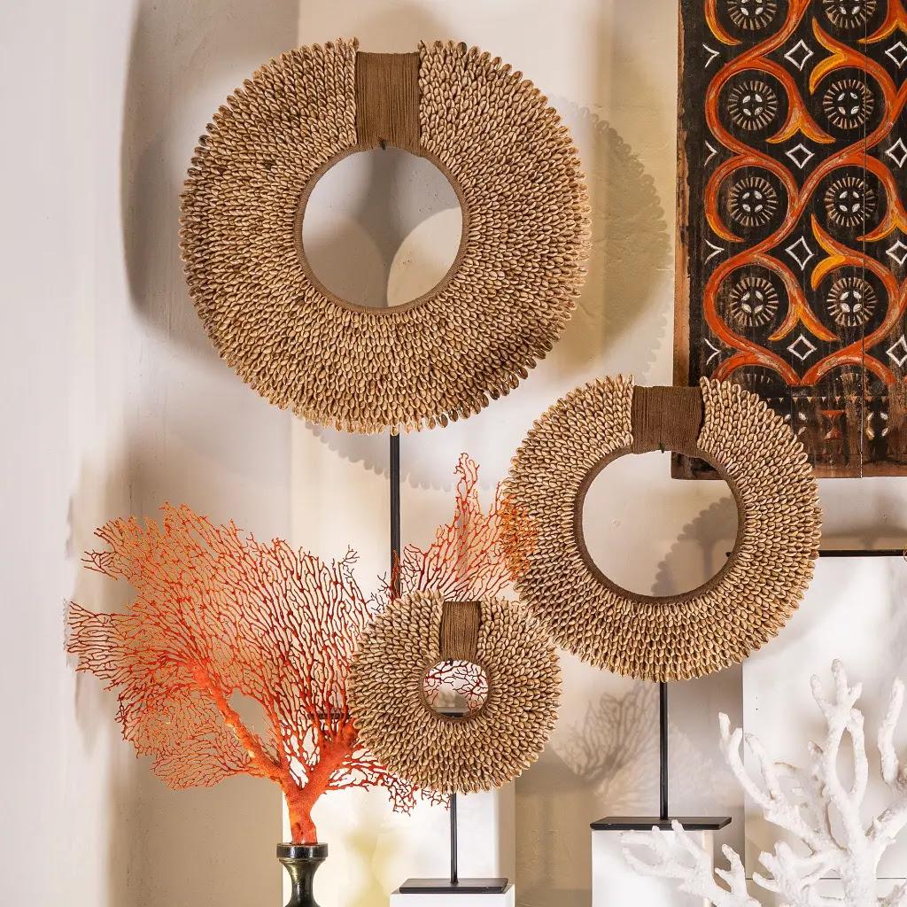 20ième siècle Lot de 3 colliers ethniques en coquillage avec finition dorée sur supports en métal - Tribal Art en vente