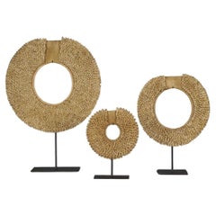 Lot de 3 colliers ethniques en coquillage avec finition dorée sur supports en métal - Tribal Art