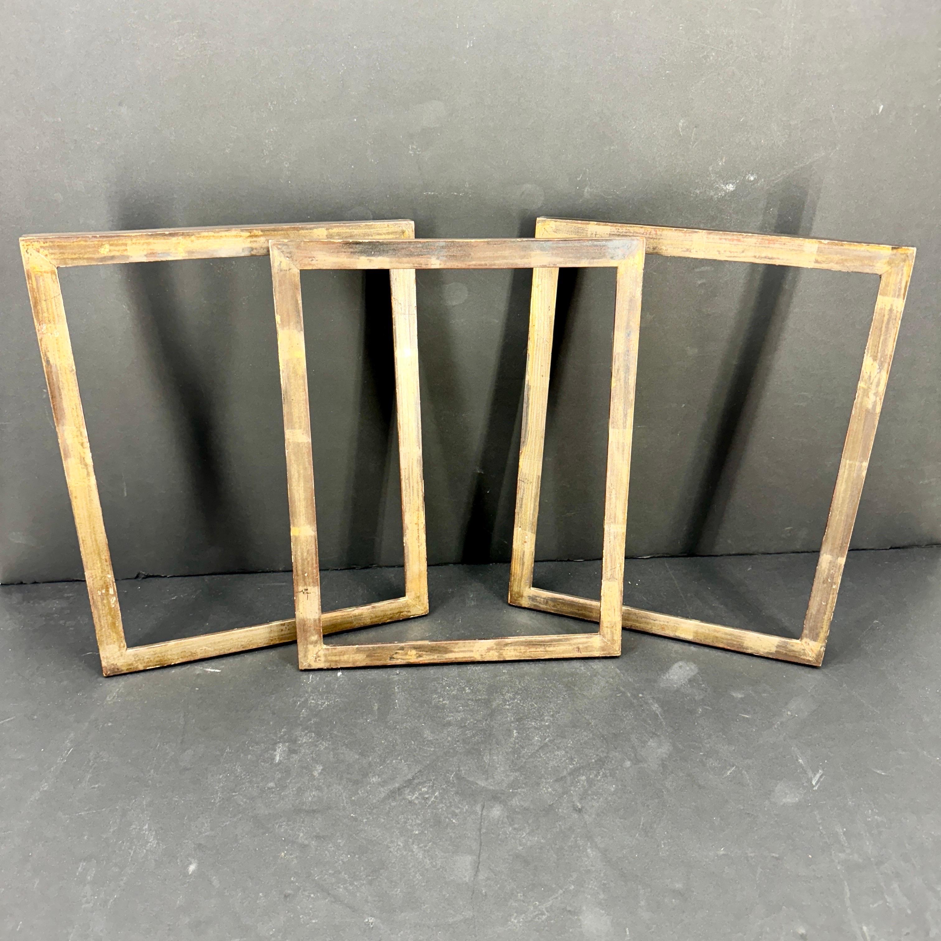 Estos impresionantes marcos detallados con ligeros toques de dorado plateado serían adecuados para la mayoría de las obras de arte de estilo, incluidos grabados, acuarelas y pinturas al óleo sobre tabla. No es fácil encontrar un juego de tres marcos