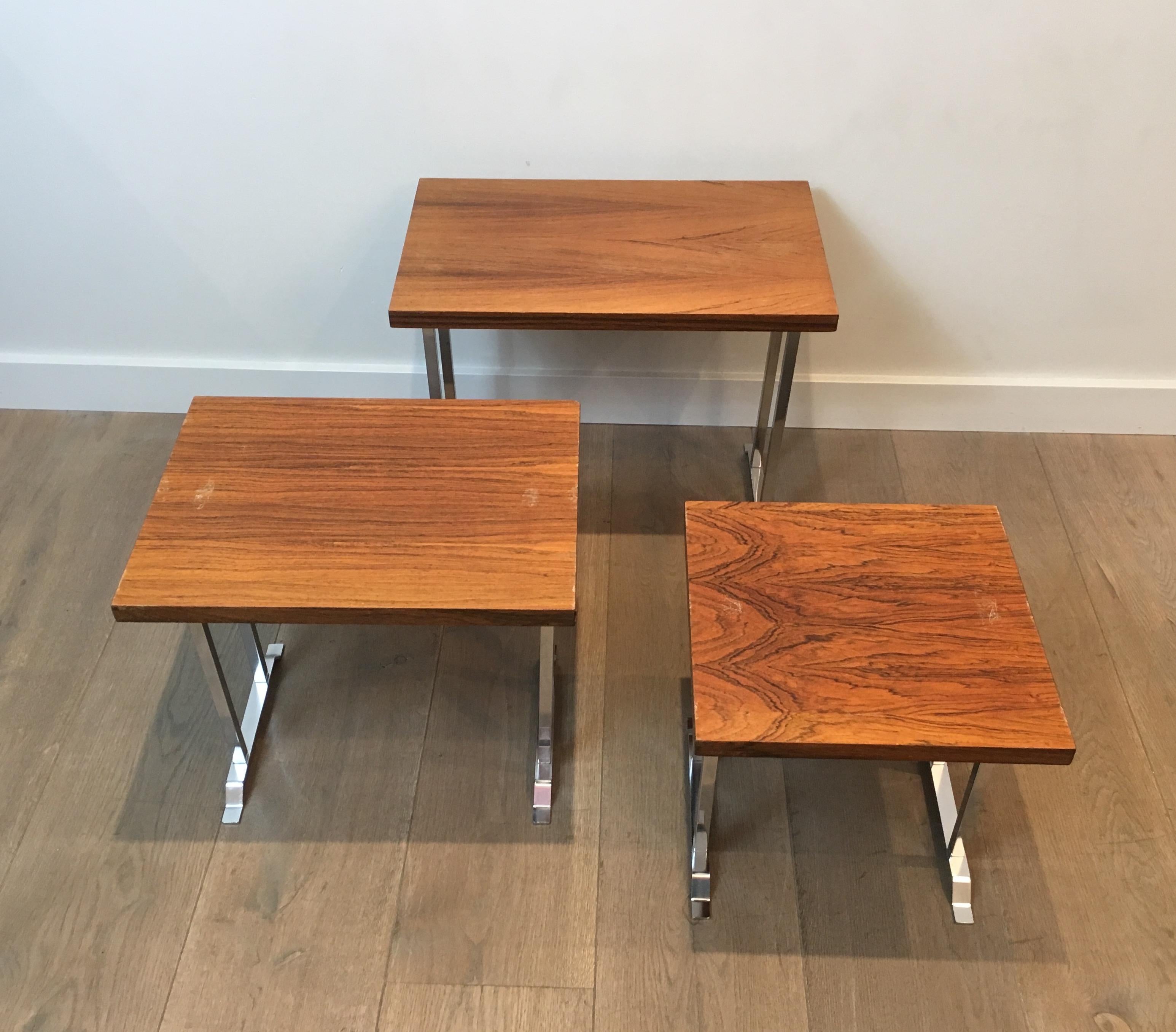 Ensemble de 3 tables gigognes en bois exotique et chrome:: français:: circa 1970 en vente 7