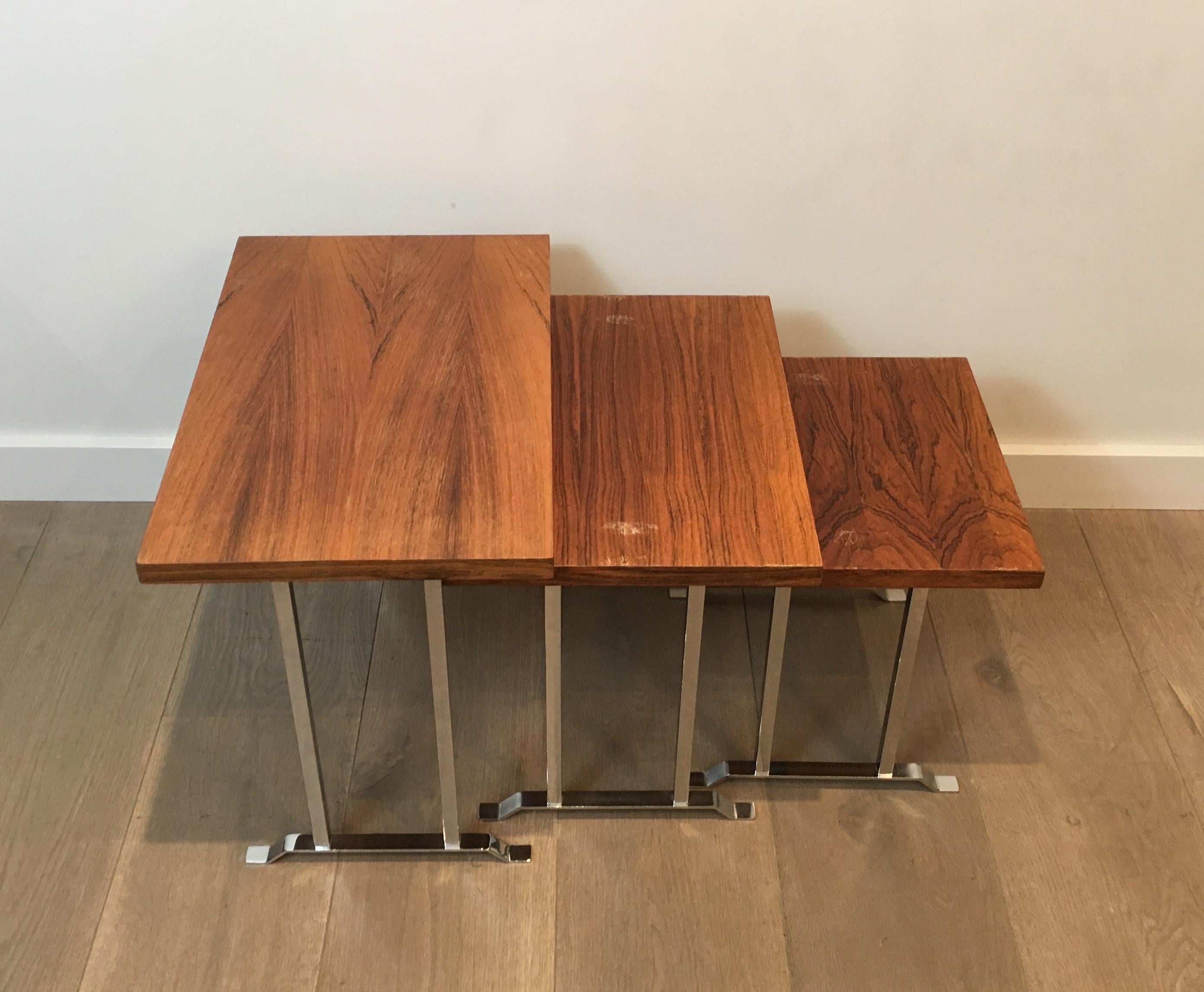 Ensemble de 3 tables gigognes en bois exotique et chrome:: français:: circa 1970 en vente 11