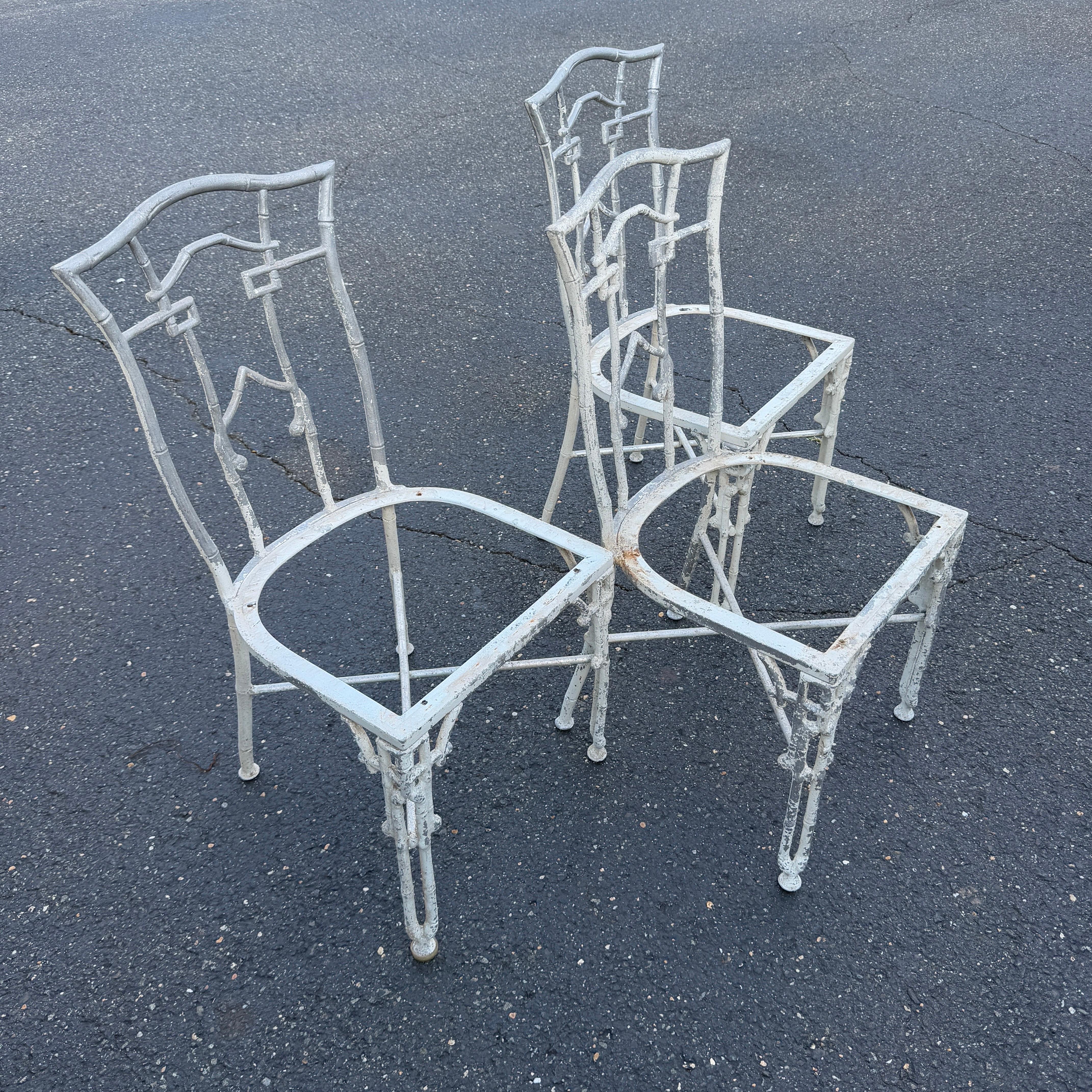 Set di tre sedie Mid-Century in alluminio fuso in finto bambù. Queste possono funzionare sia all'interno che all'esterno, su un patio da giardino. Questi modelli sono dotati di sedili originali usurati che possono essere facilmente recuperati. 