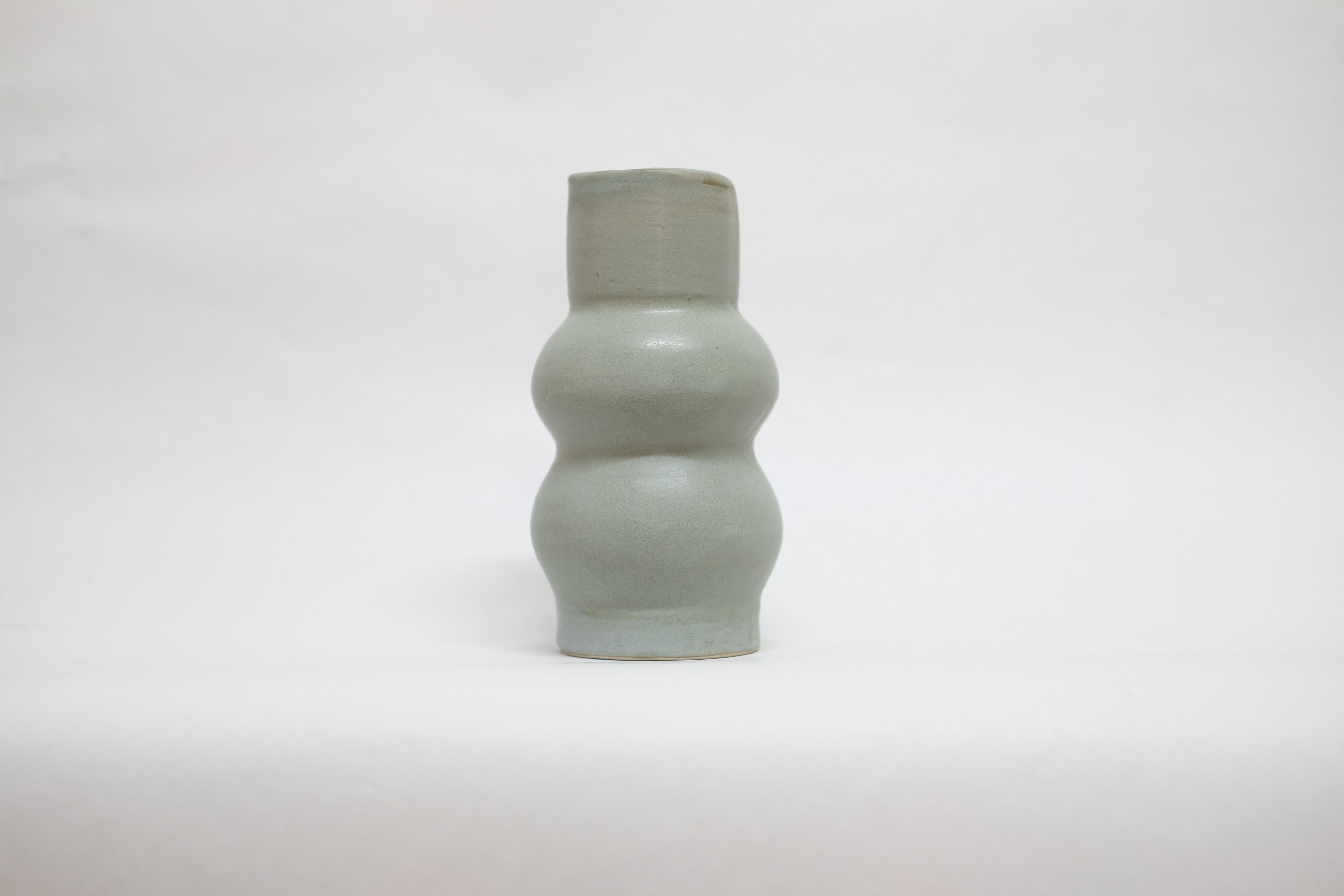 Set of 3 Femme II Unique Stoneware Vase by Camila Apaez In New Condition For Sale In Geneve, CH