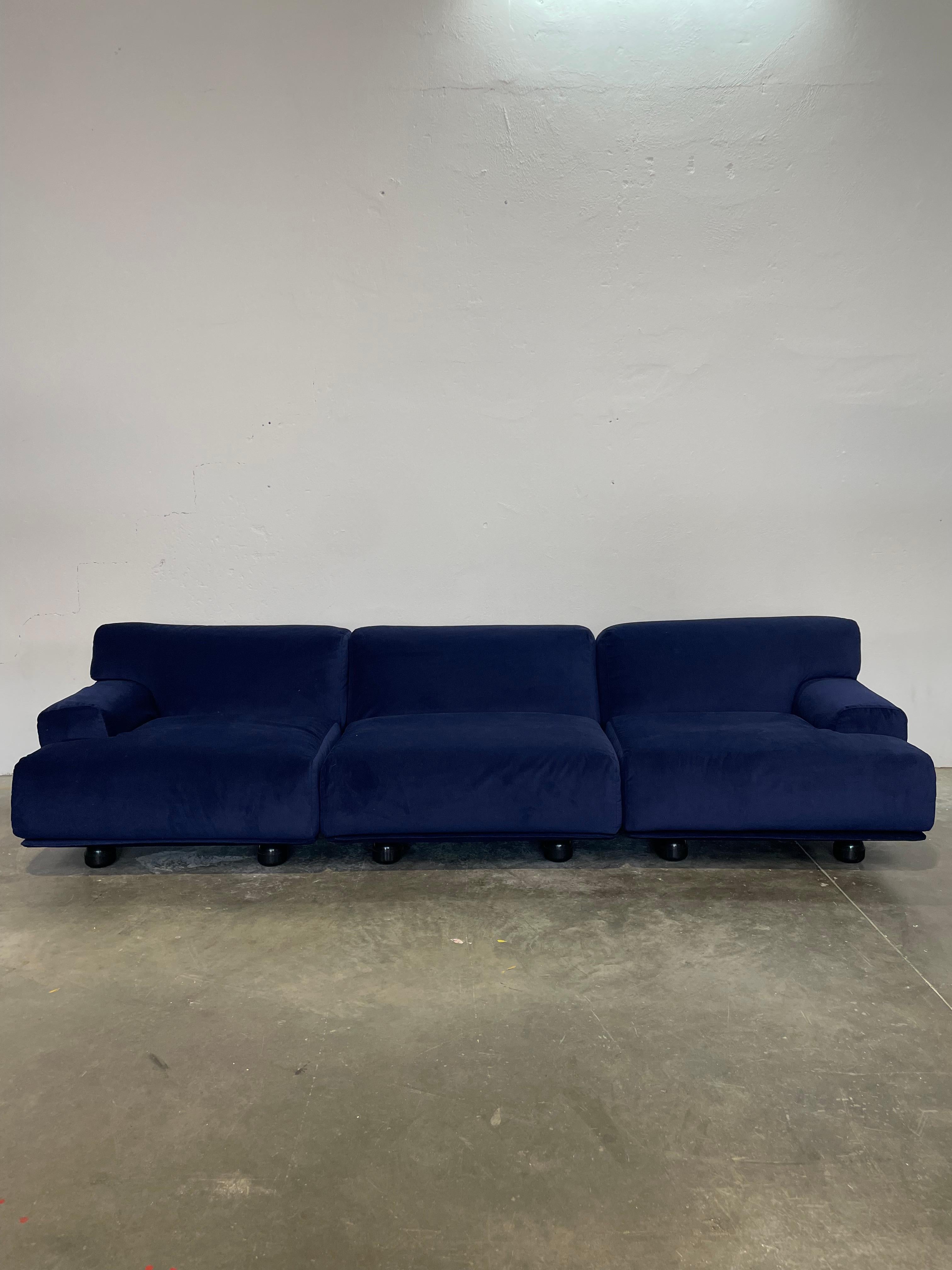 Scopri uno squisito set di tre divani modulari Vico Magistretti Fiandra, disegnati per Cassina nel 1975, ora disponibile su 1stDibs. Rivestiti in sontuoso velluto blu, questi pezzi iconici incarnano il design italiano di metà secolo con le loro