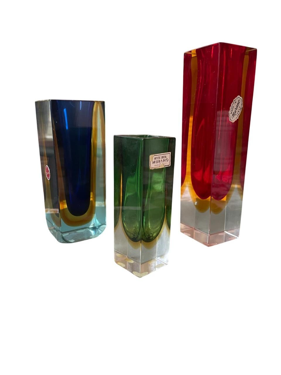 Un vivace e scultoreo set di tre vasi in vetro di Murano disegnati da Flavio Poli per Seguso Vetri d'Arte, Italia, circa 1950. Questi splendidi pezzi sono realizzati con la rinomata tecnica del Sommerso, caratterizzata da colori ricchi e