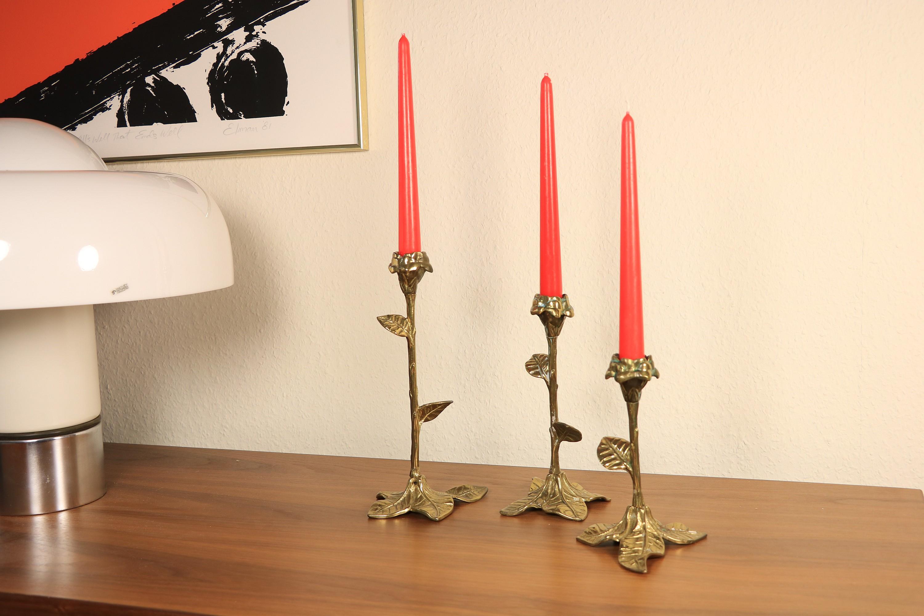 3 x decorative candlesticks in brass.
Floral design. In the manner of Hollywood regency.
 
Measures: 27 cm / 10.63 inches, 22 cm / 8.66 inches, 18 cm / 7.06 inches high.

Foot has a diameter of 15 cm / 5.9 inches.
 
Very well preserved with