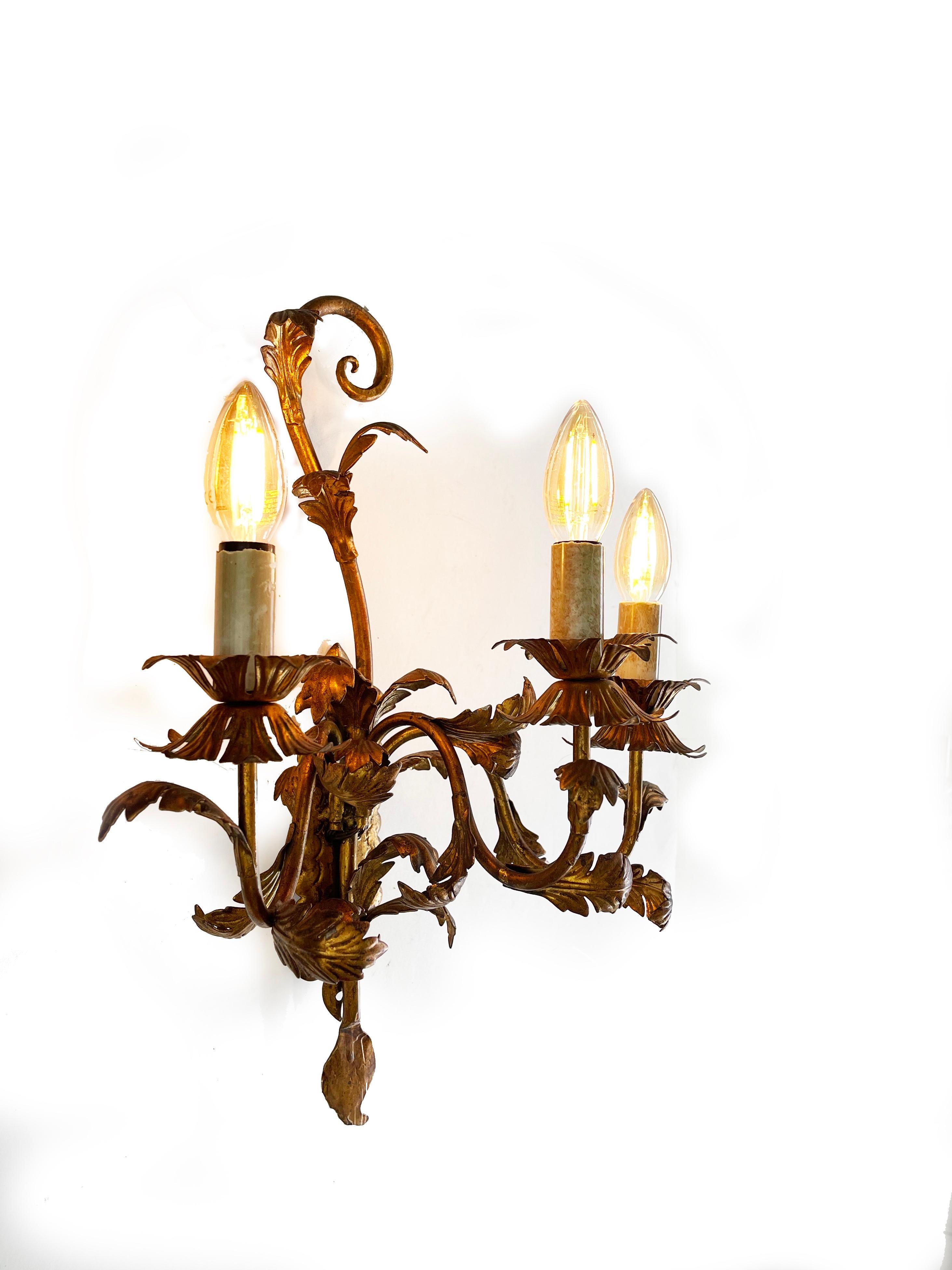 Barocco Set di 3 applique floreali con finitura dorata in stile Hollywood Regency, Italia, anni '60 in vendita